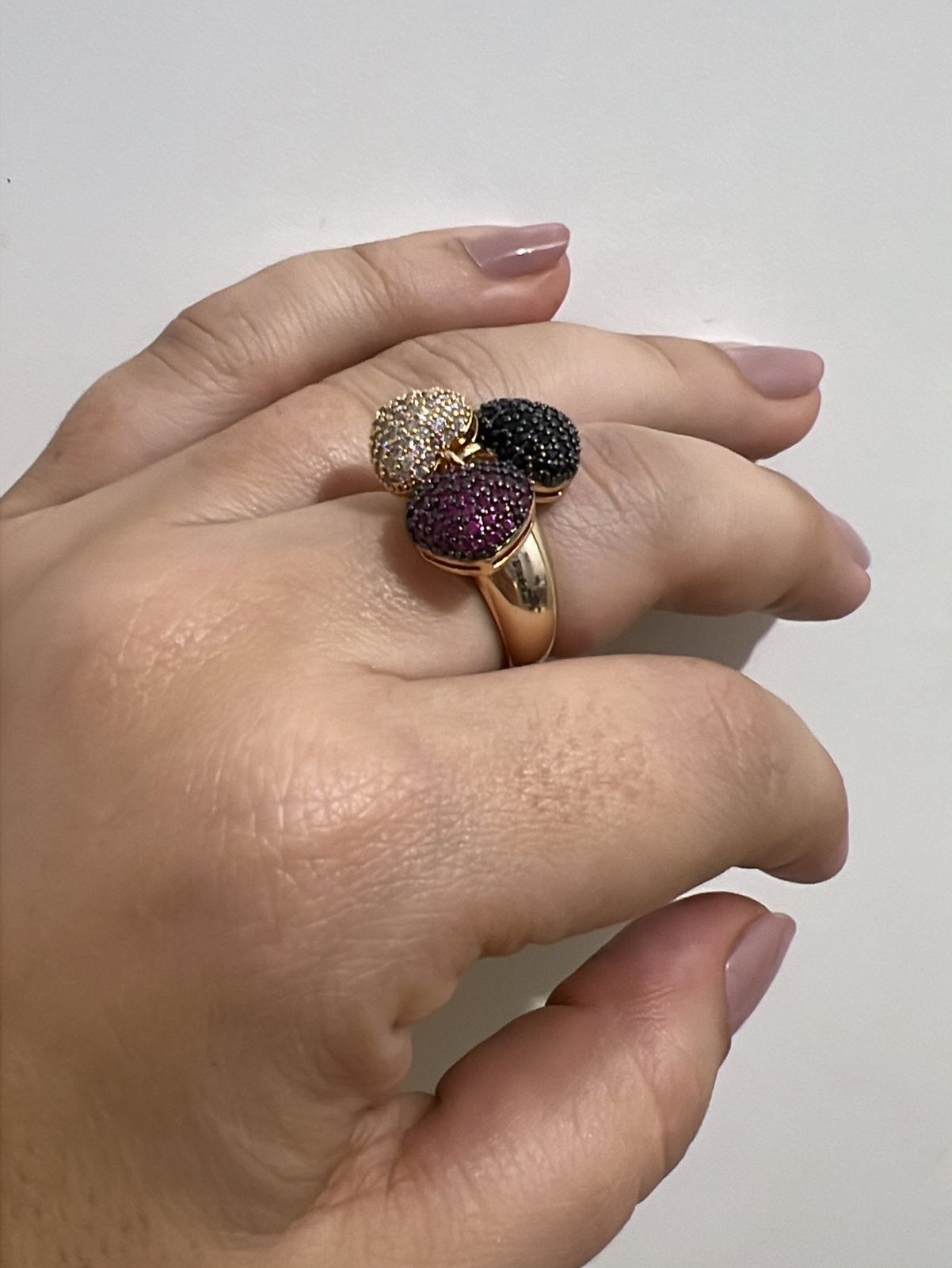 Anel Com Pingente de Três Corações Cravejados Coloridos- Semijoia banhada a ouro 18k