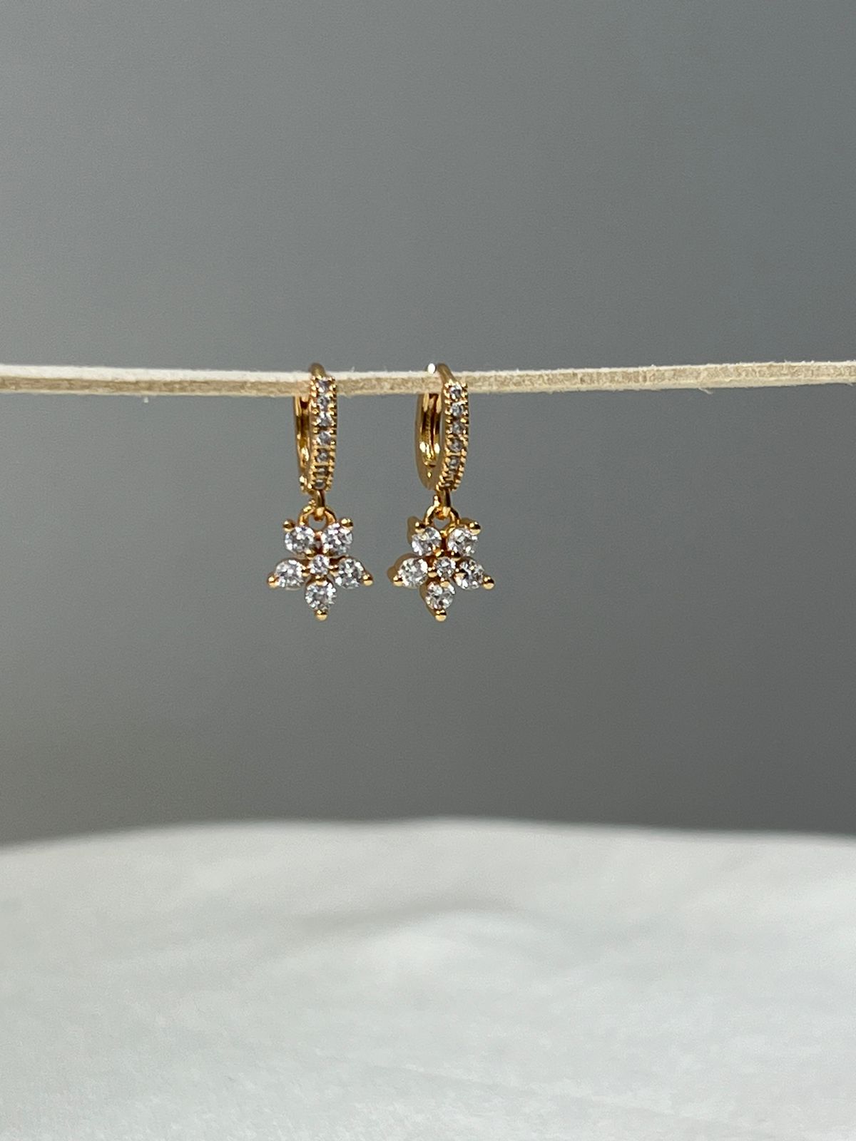 Brinco Argolinha com Pingente de Flor de 5 Petalas - Toda Cravejada - Semijoia Banhada a Ouro 18K