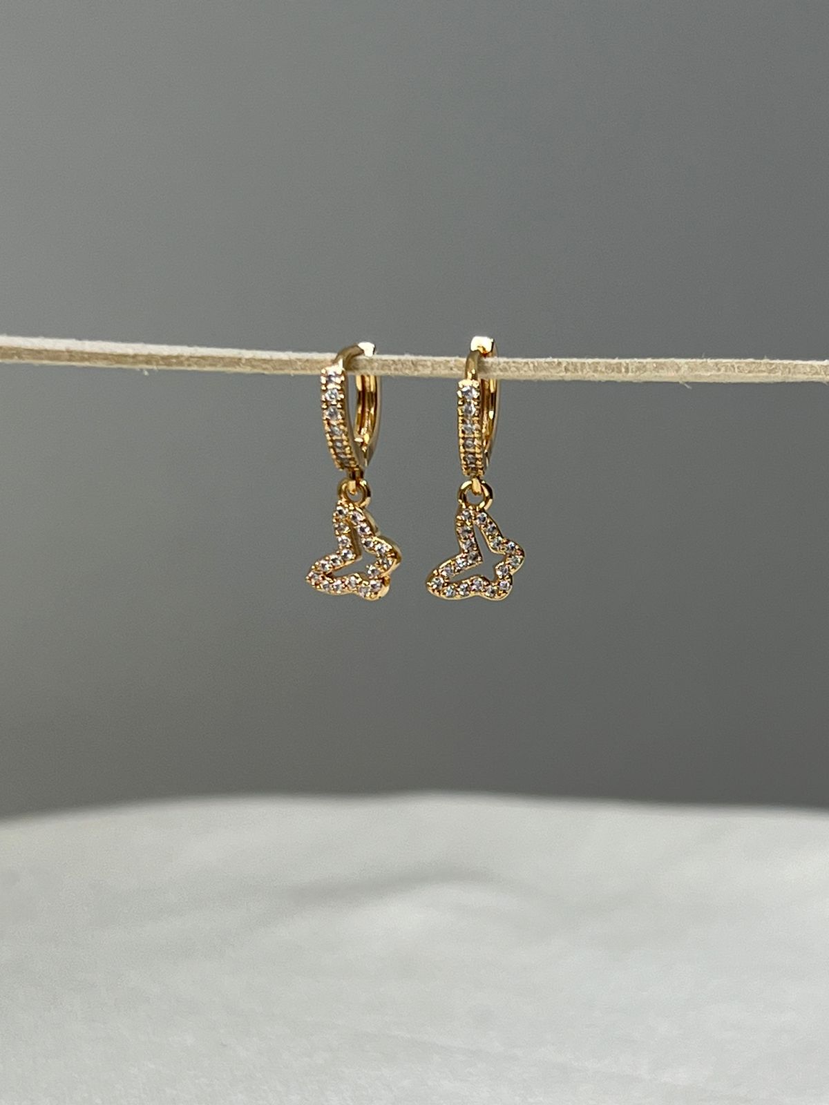 Brinco Argolinha Borboleta Cravejada Dourada - Semijoia Banhada a Ouro 18K