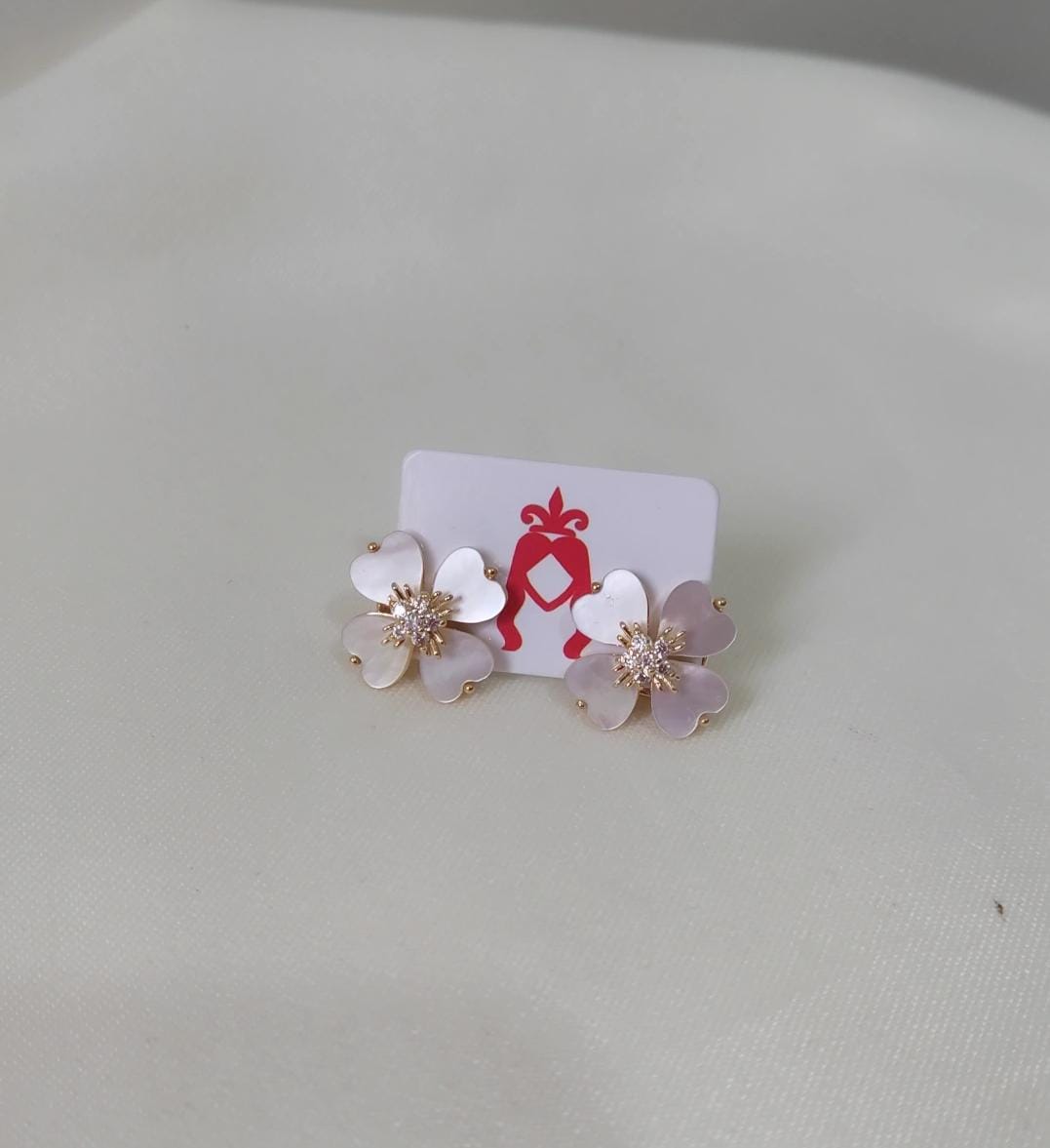 Brinco Flor Encanto - Pequeno, Madriperola e Zircônia - Semijoia Banhada Ouro 18K