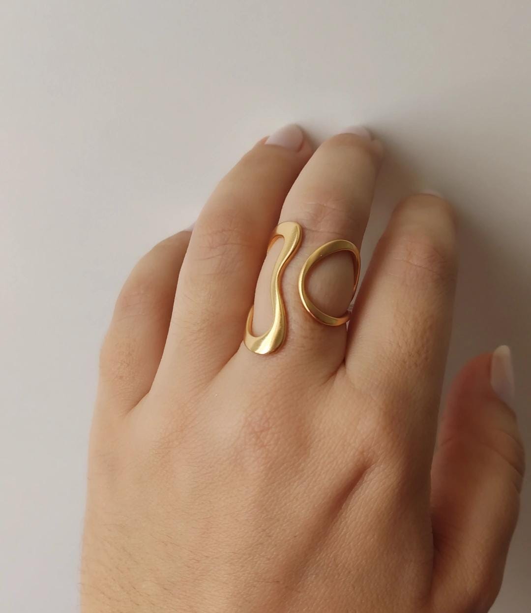Anel Orgânico Minimalista Ajustável  - Semijoia Banhada a Ouro 18K