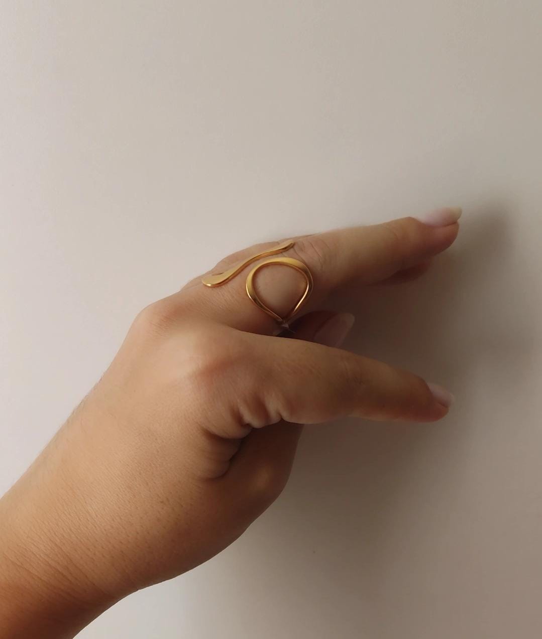 Anel Orgânico Minimalista Ajustável  - Semijoia Banhada a Ouro 18K