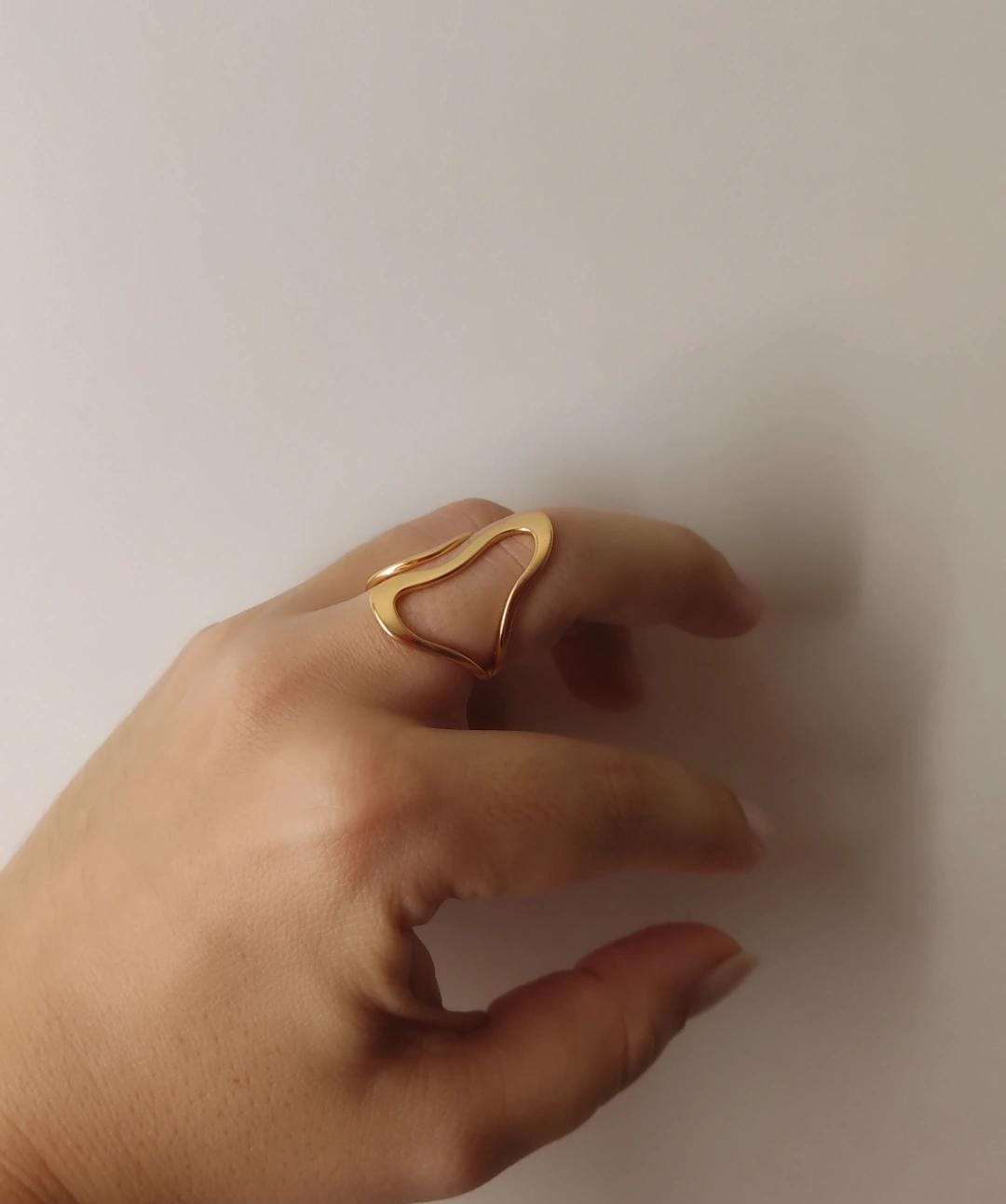 Anel Orgânico Minimalista Ajustável  - Semijoia Banhada a Ouro 18K