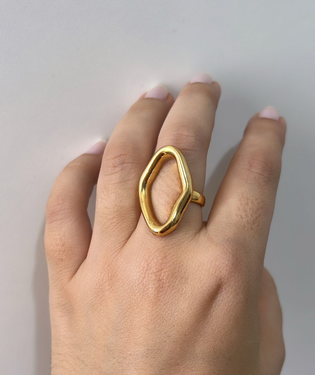 Anel Oval Orgânico Vasado - Semijoia Banhado a Ouro 18k