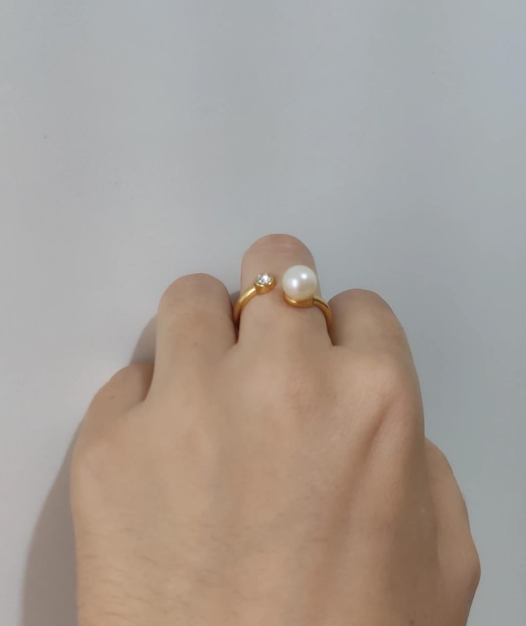 Anel de Perola Delicado com Ponto de Luz - Semijoia Banhado a Ouro 18k