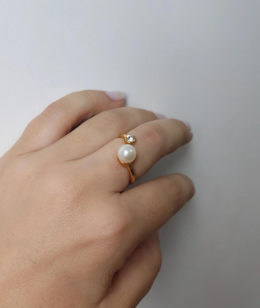 Anel de Perola Delicado com Ponto de Luz - Semijoia Banhado a Ouro 18k