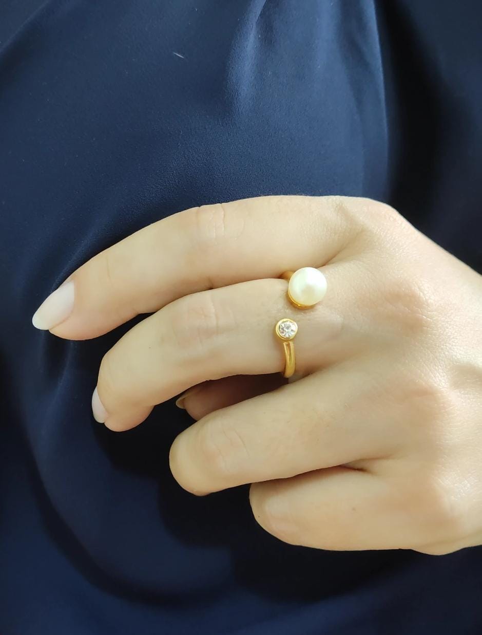 Anel de Perola Delicado com Ponto de Luz - Semijoia Banhado a Ouro 18k