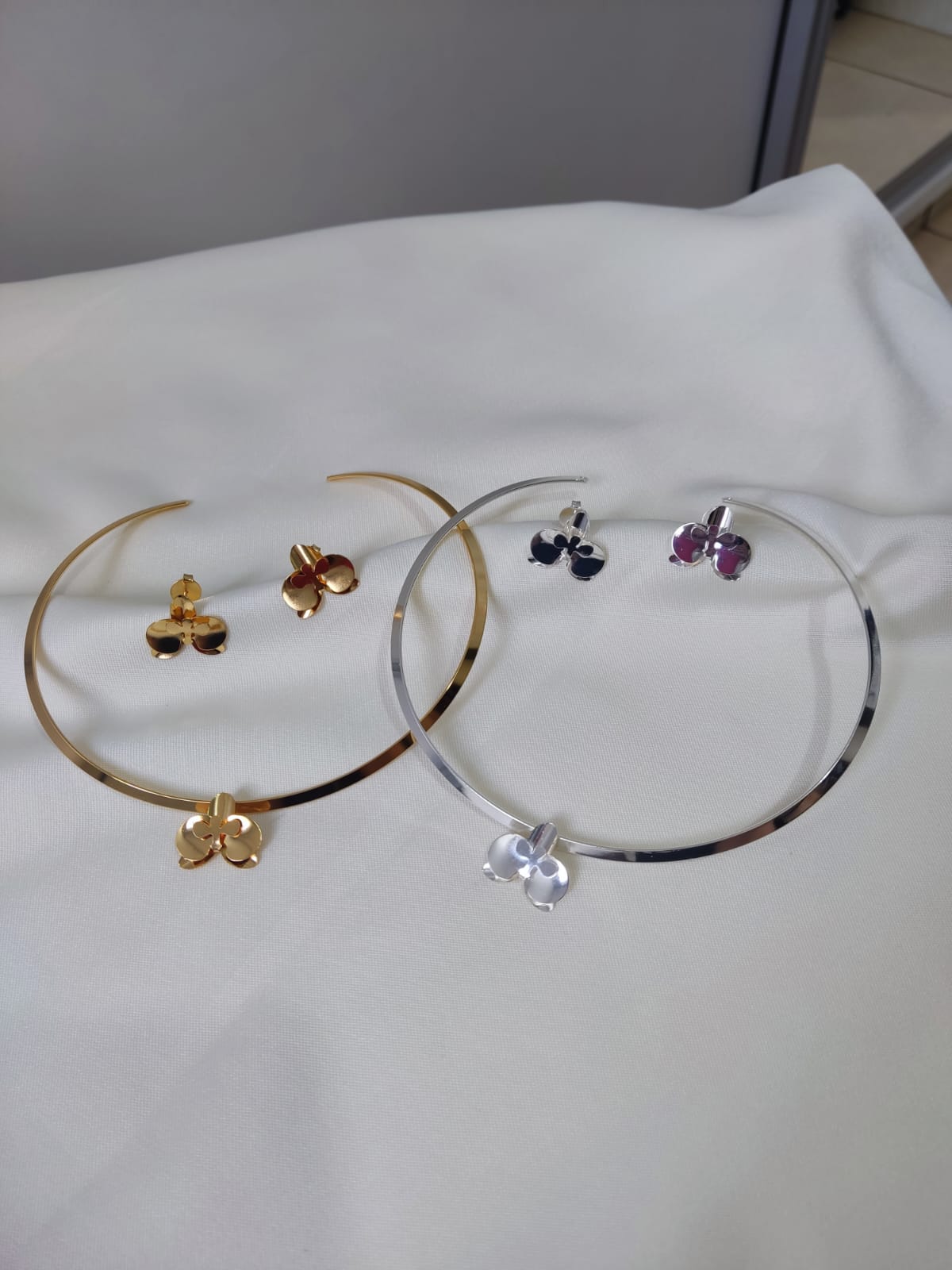 Conjunto de Orquídea P - Mini no Aro Fino 3mm - Semijoia Banhada a Ouro 18K em Prata 925