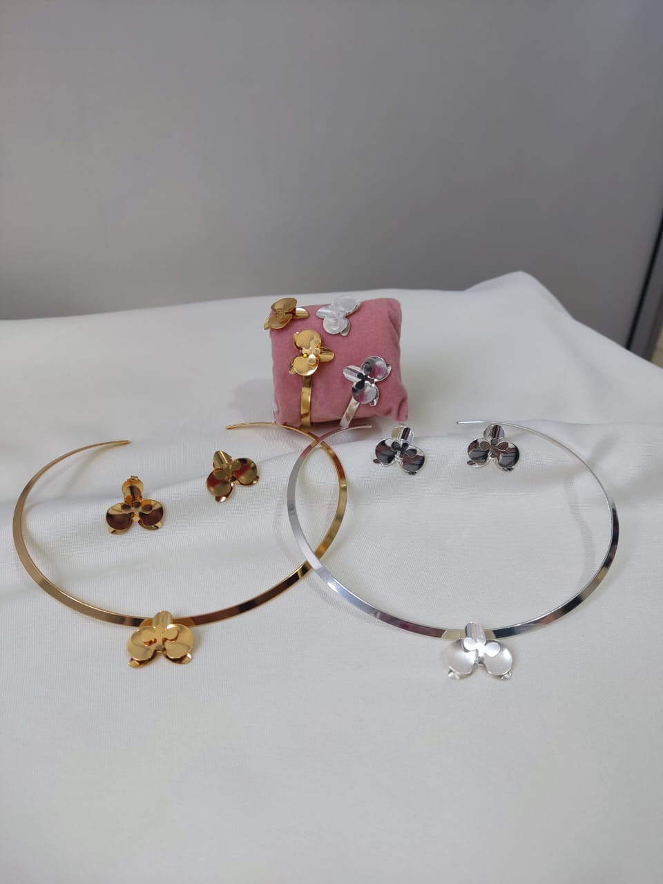 Conjunto de Orquídea P - Mini no Aro Fino 3mm - Semijoia Banhada a Ouro 18K em Prata 925