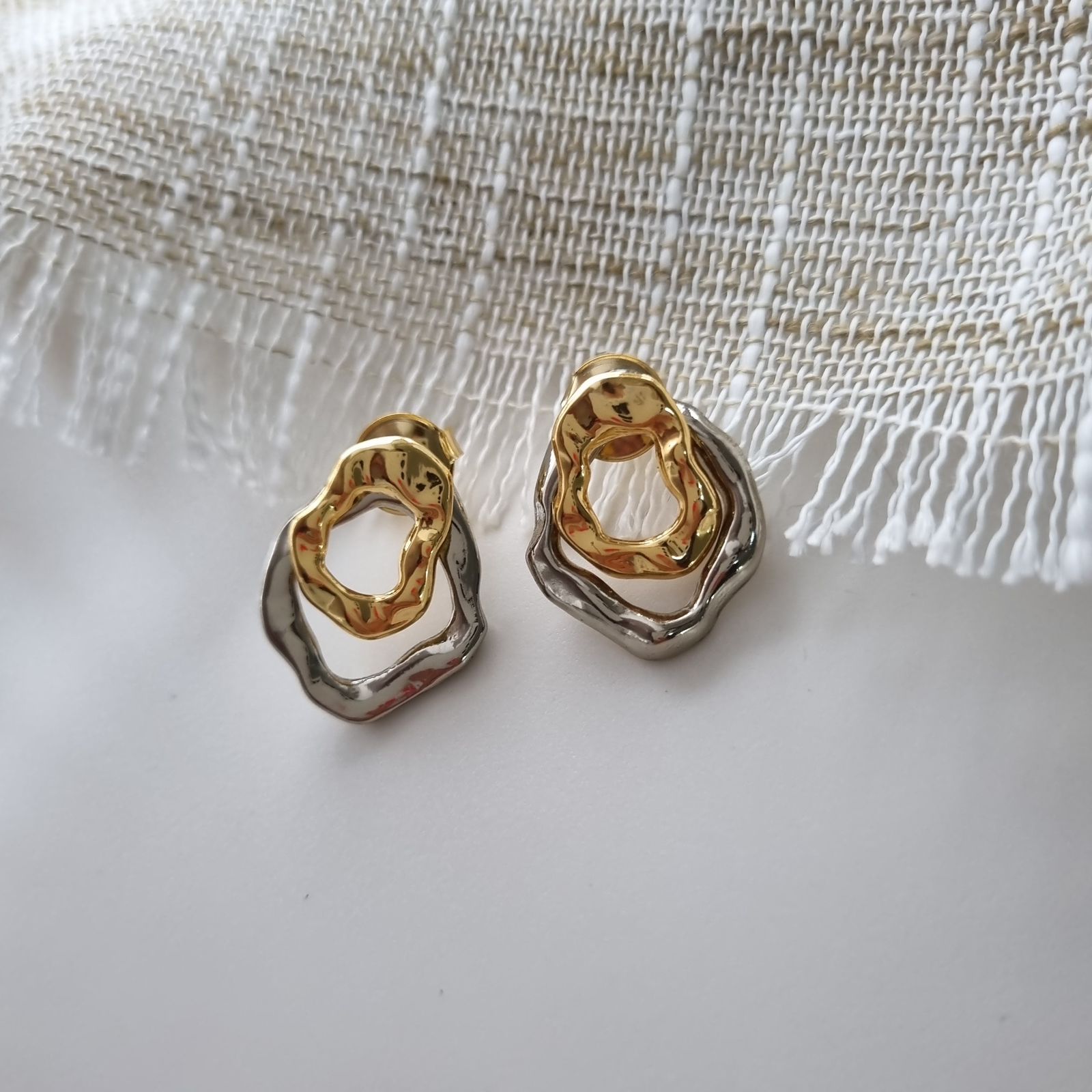 Brinco Duo Orgânico 2 em 1 – Arte que Transforma Seu Estilo - Semijoia Banhada Ouro 18K e Rodio