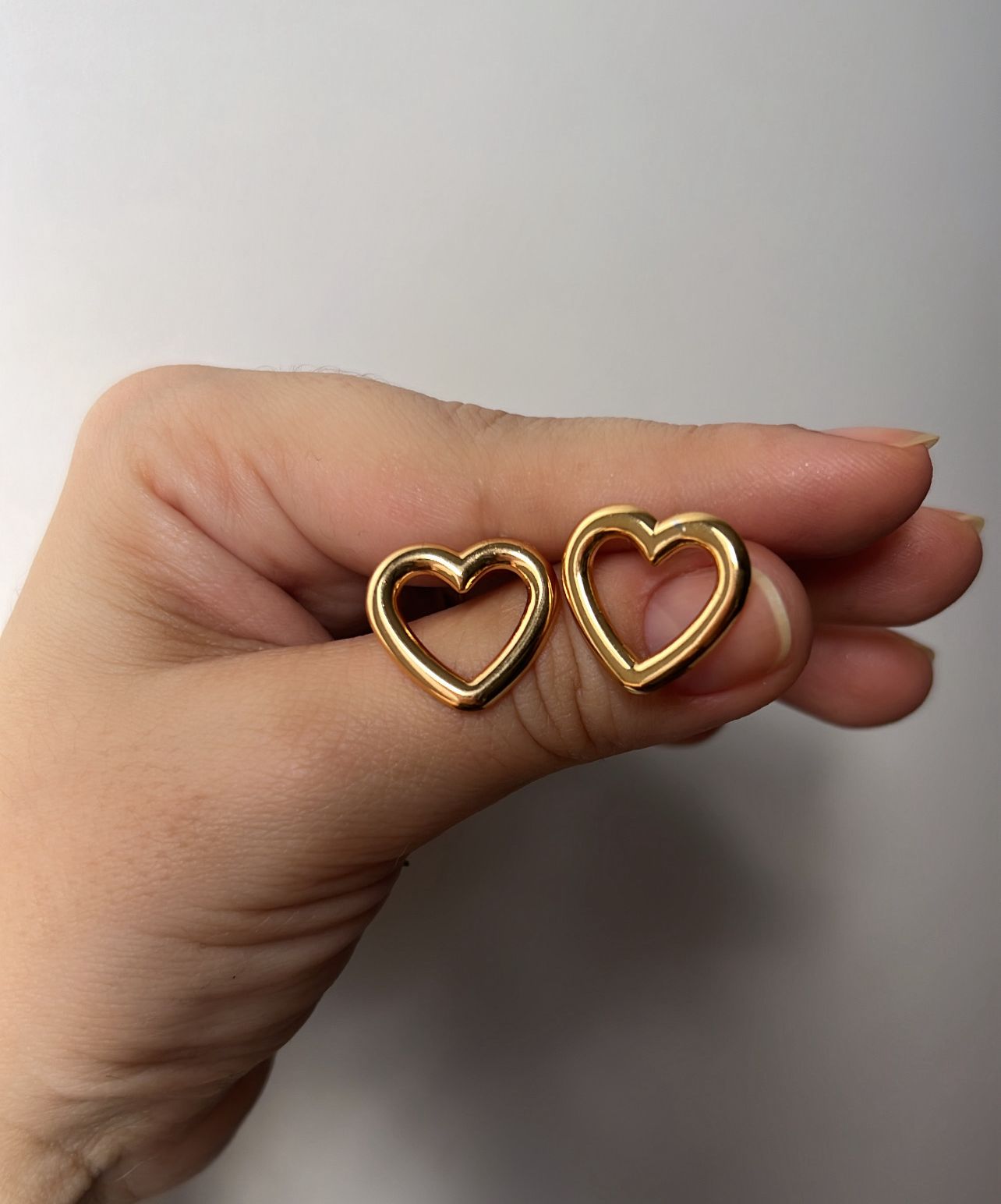 Brinco Coração Vazado Minimalista -  Semijoia Banhada Ouro 18K