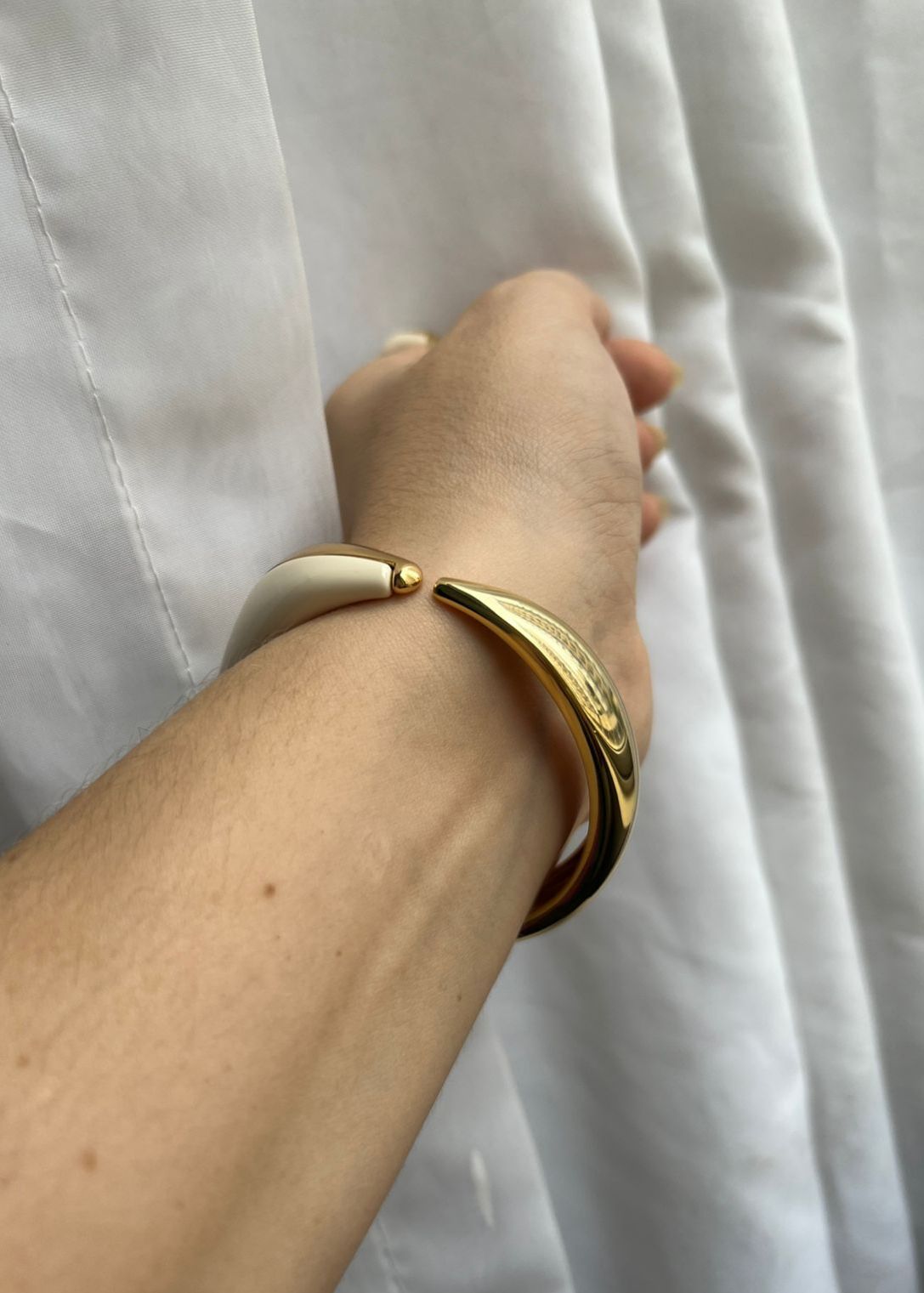 Bracelete Movimento Off White Dourado – Semijoia Moderna Kalize - Banhada em Ouro 18K