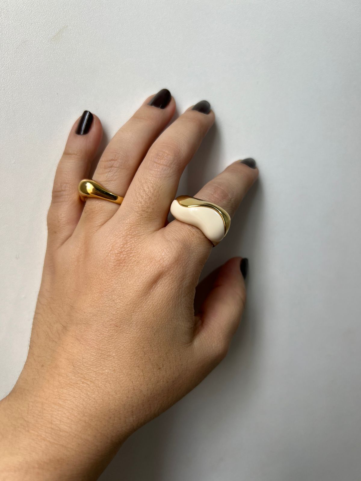 Anel Movimento Off White Dourado – Semijoia Moderna Kalize - Banhado a Ouro 18k