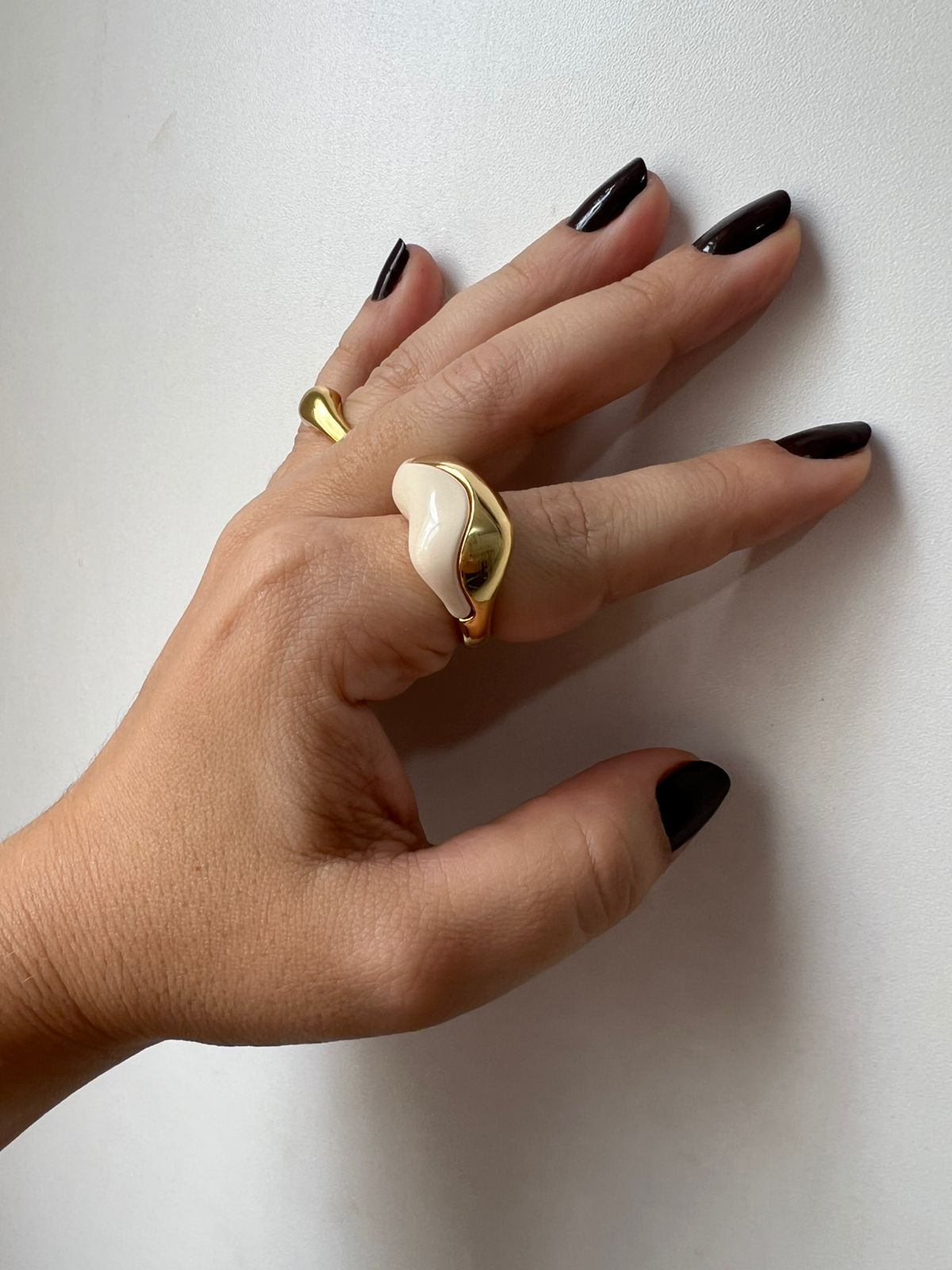 Anel Movimento Off White Dourado – Semijoia Moderna Kalize - Banhado a Ouro 18k