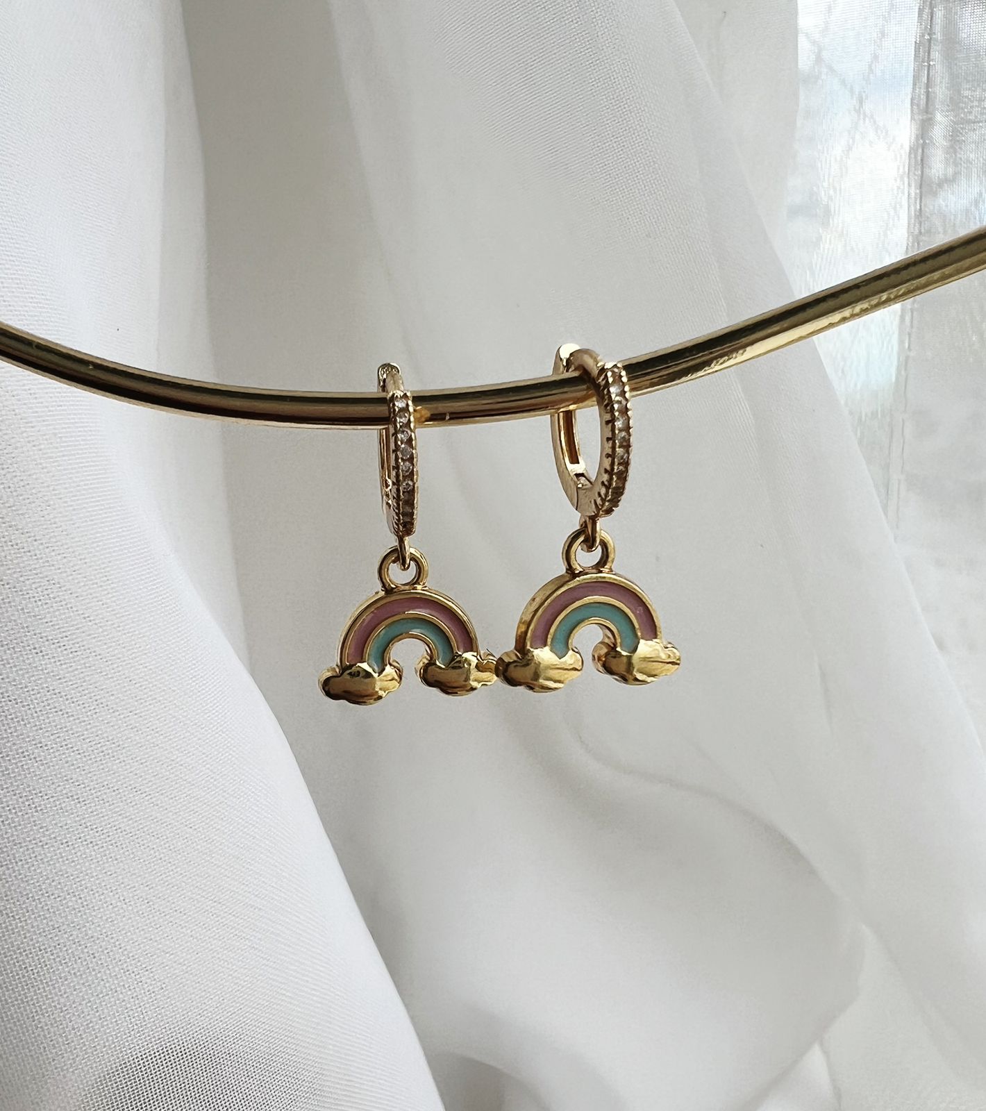 Brinco Infantil Arco-Íris dos Sonhos - Argolinha Cravejada - Semijoia Banhada a Ouro 18K