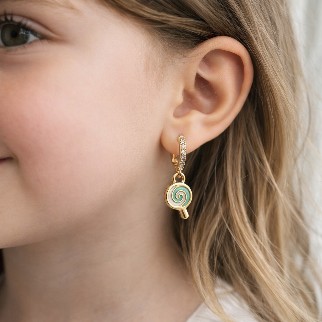 Brinco Infantil Pirulito Encantado - Argolinha Cravejada - Semijoia Banhada a Ouro 18K