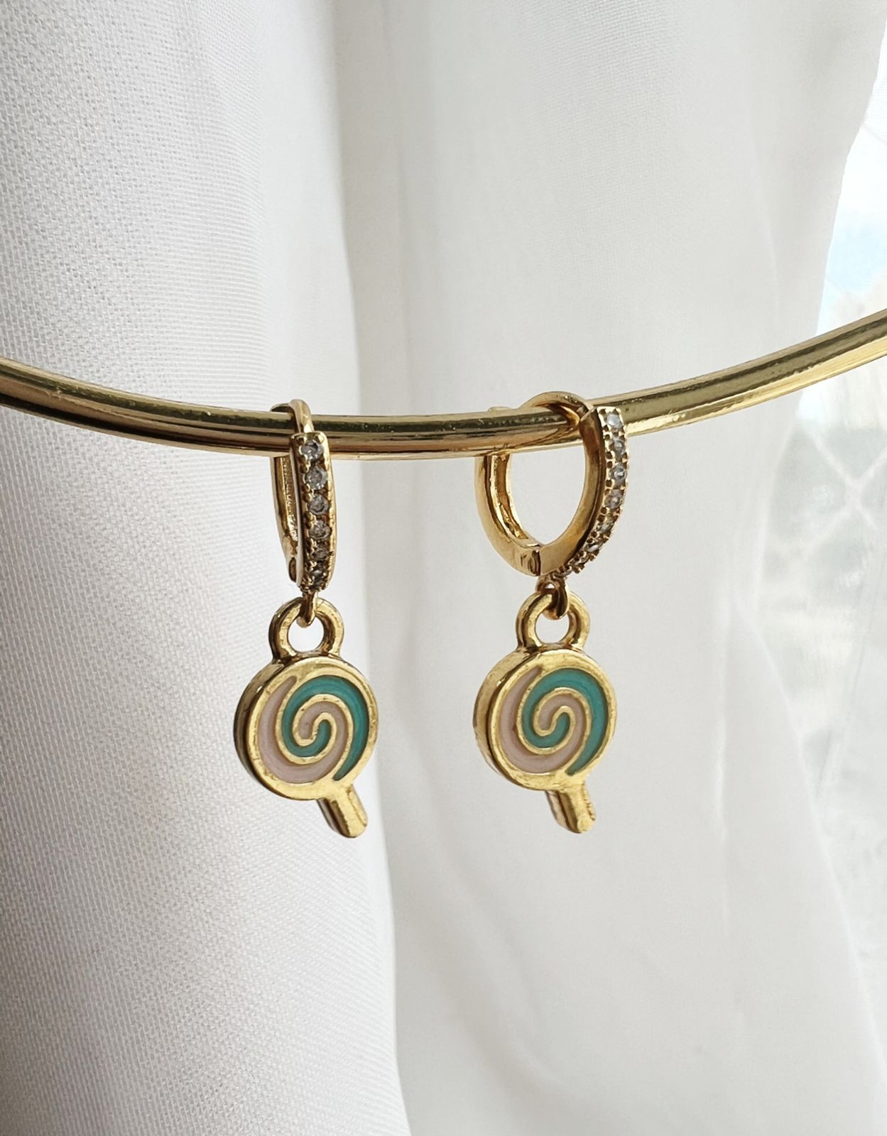 Brinco Infantil Pirulito Encantado - Argolinha Cravejada - Semijoia Banhada a Ouro 18K