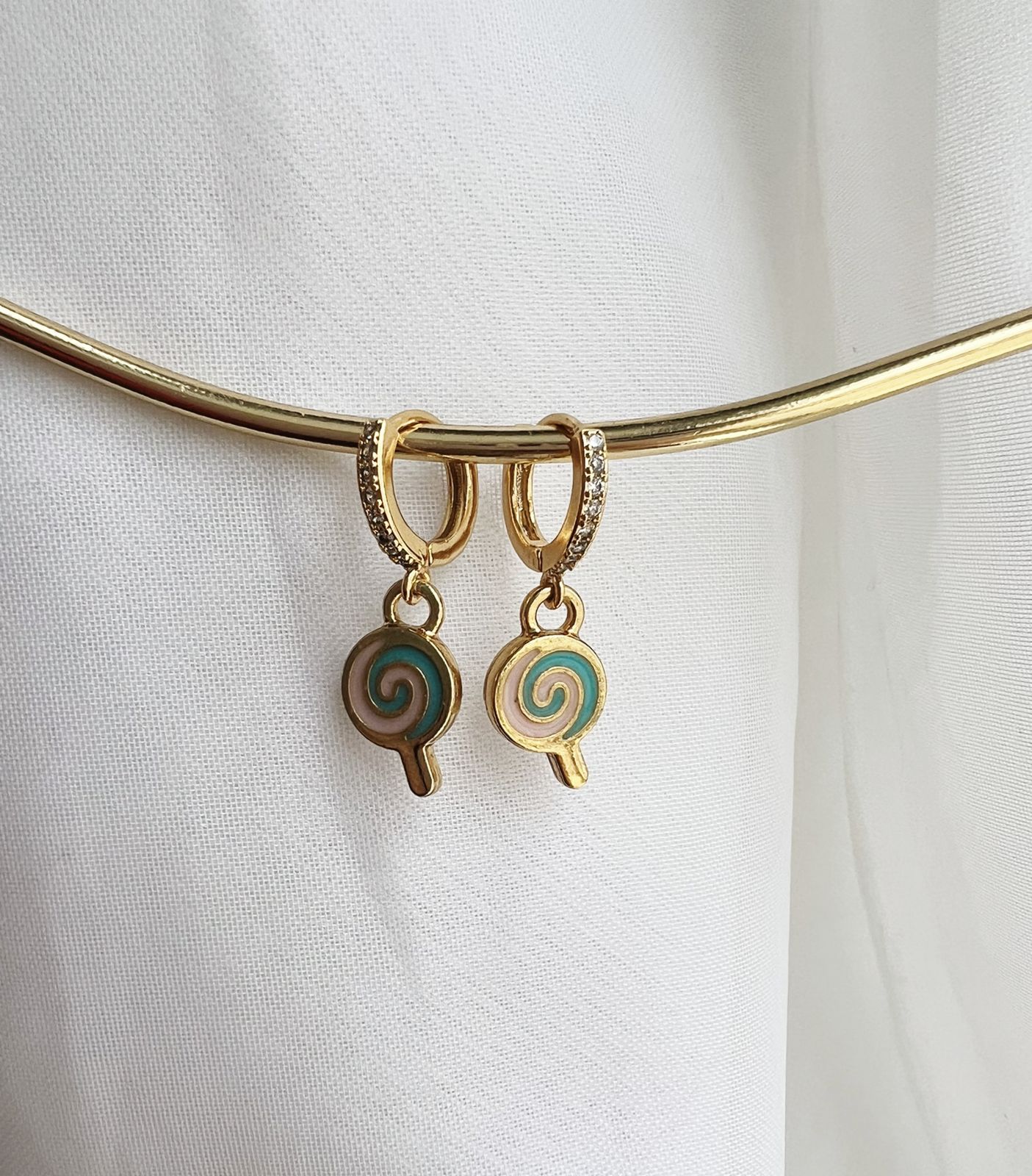 Brinco Infantil Pirulito Encantado - Argolinha Cravejada - Semijoia Banhada a Ouro 18K