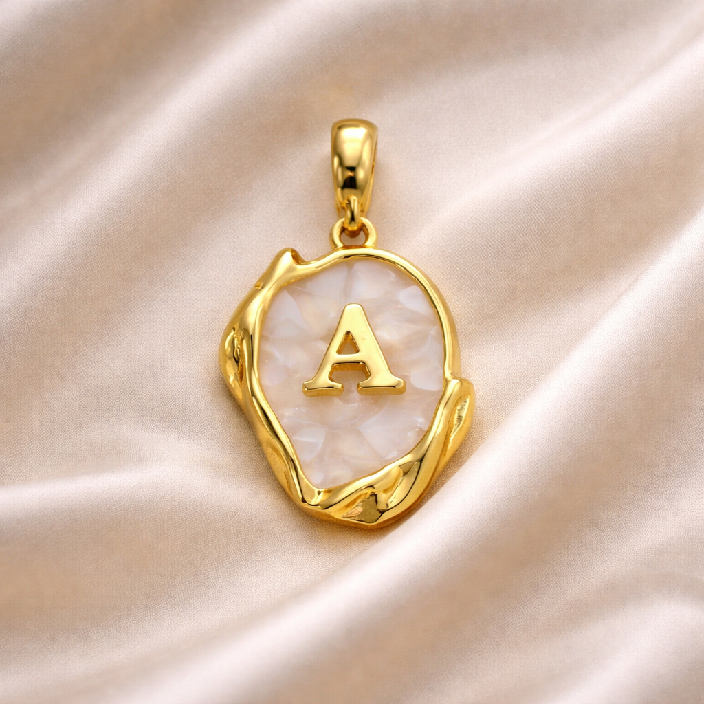 Pingente Orgânico Madreperola Letra - Personalizado - Semijoia Banhada a Ouro 18k