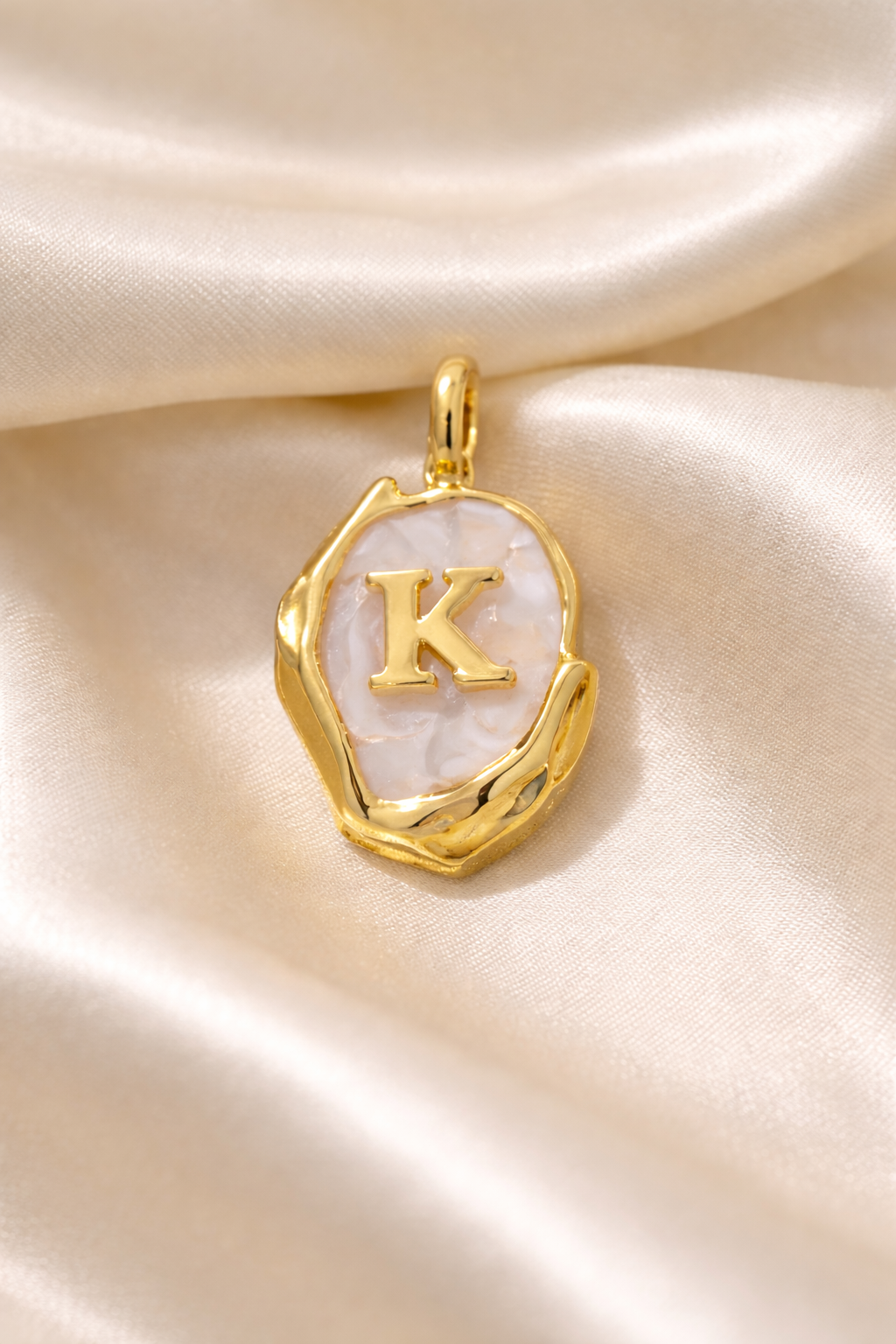 Pingente Orgânico Madreperola Letra - Personalizado - Semijoia Banhada a Ouro 18k