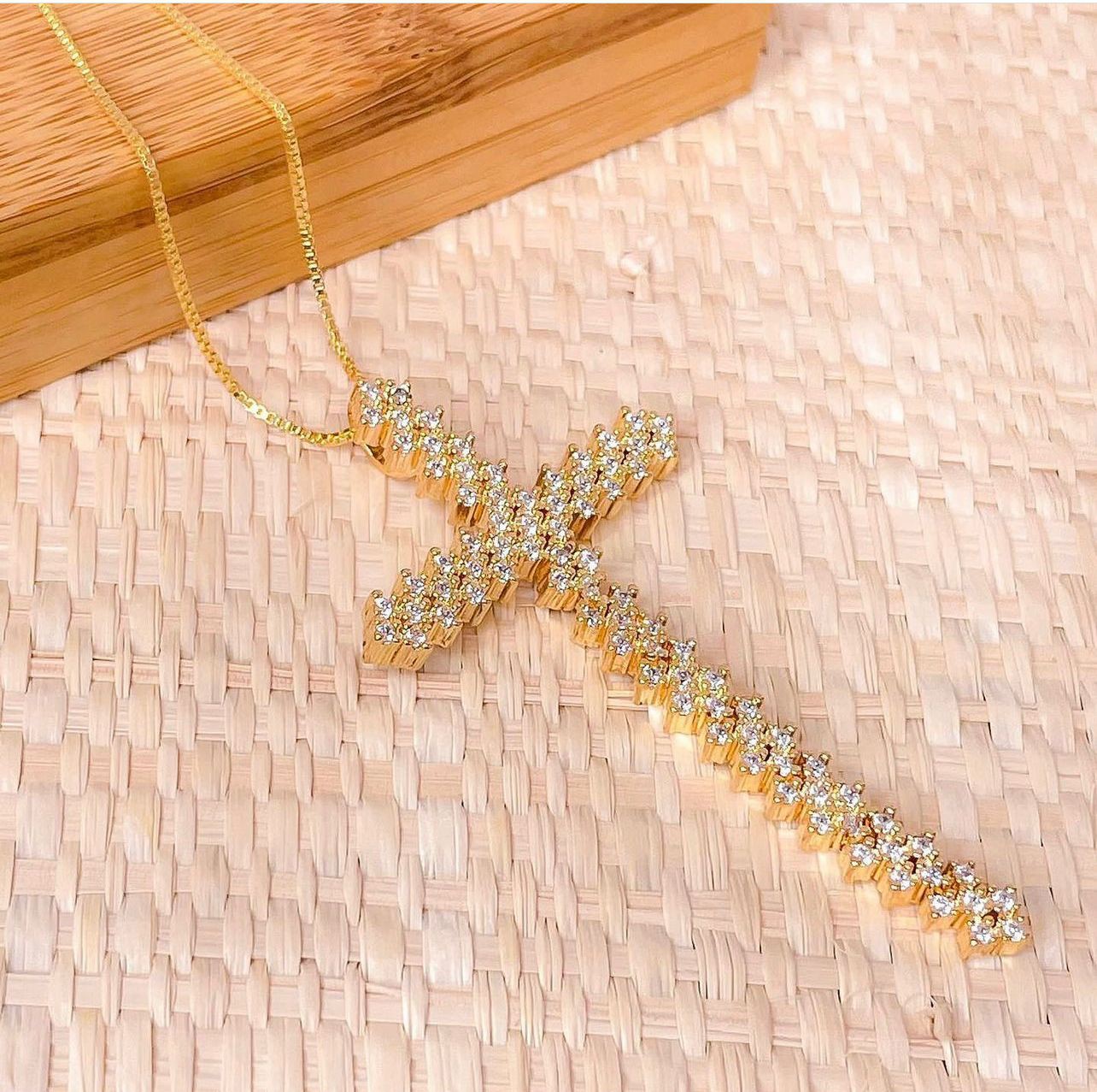 Colar Cruz Cravejado em Zircônias Cristal - Banhado a ouro 18K - Semijoias