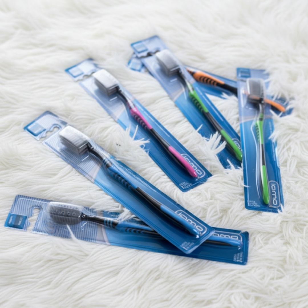 Escova Dental Adulto Macia com Capa Protetora Iamo YS43473 - Pcte c/ 12 unid