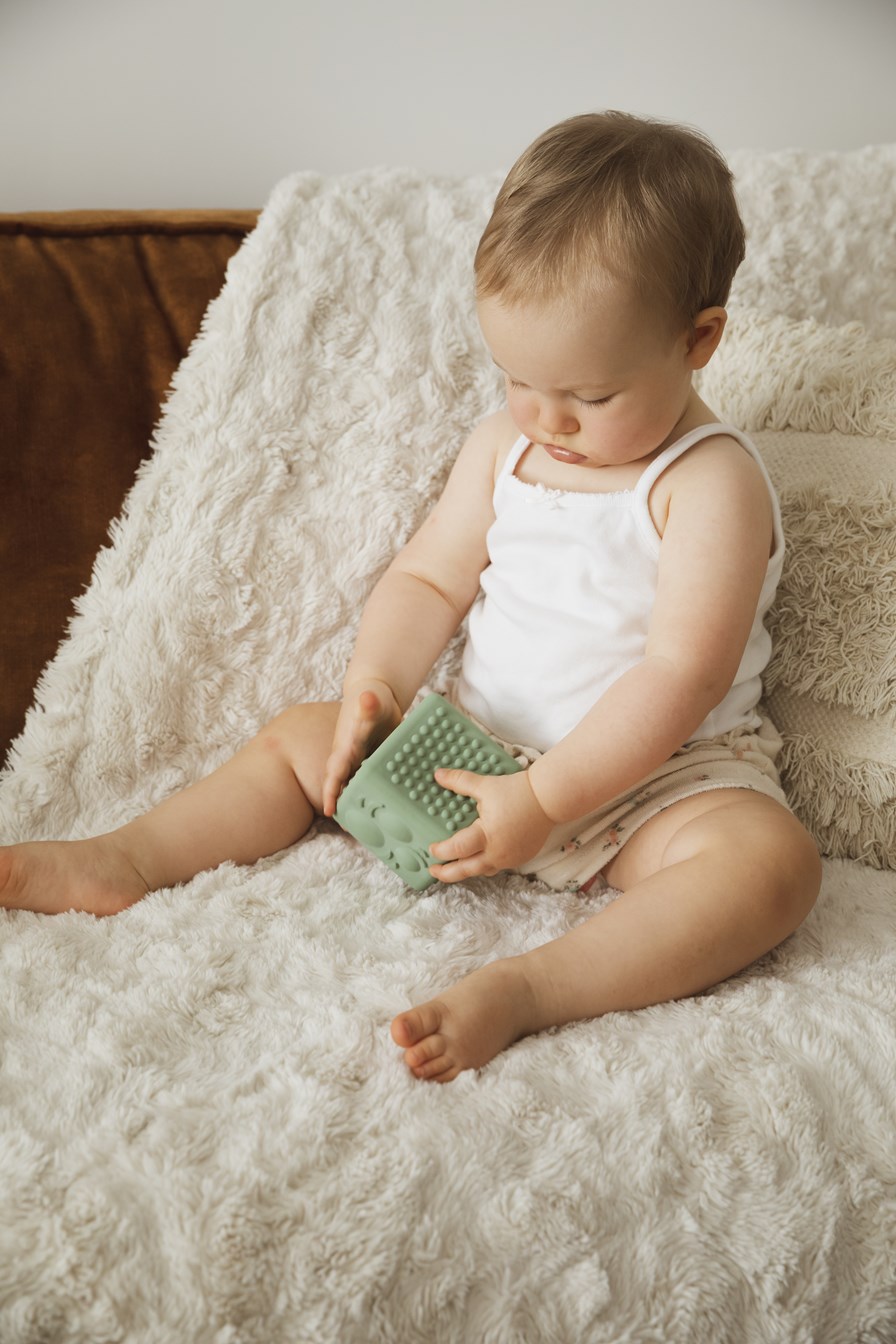 Cubo Sensorial Sophie la Girafe em Borracha 100% Natural – Estimulação Tátil e Motora