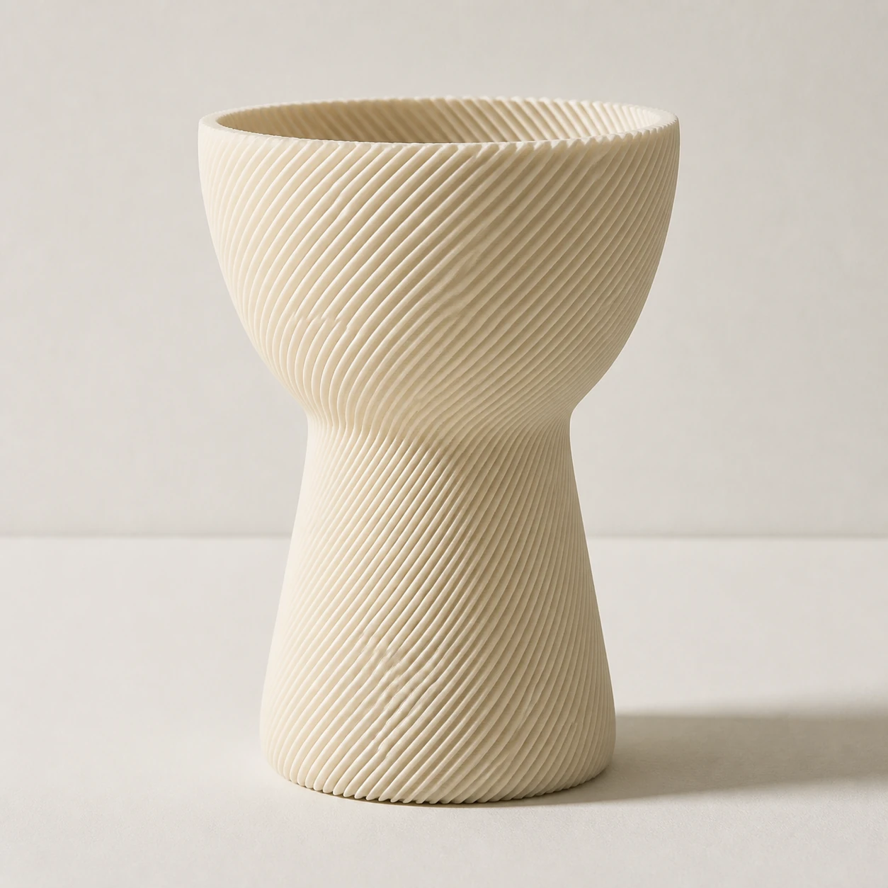 Vaso Ampulheta com Frisos Espirais Criandê