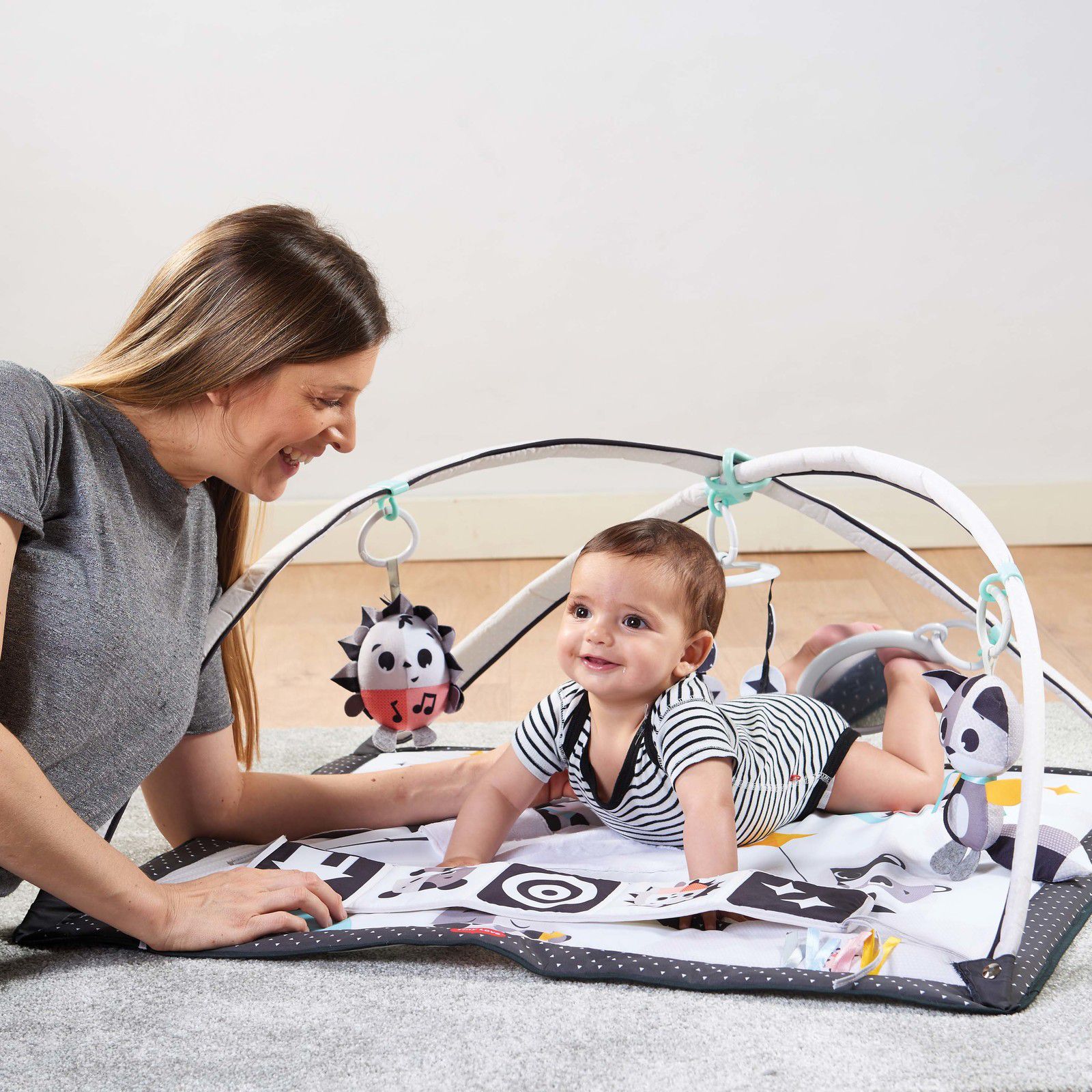 Tapete de Atividades Gymini Deluxe Magical Tales Black & White - Tiny Love