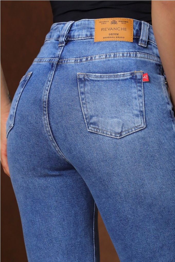 Calça Jeans Skinny Abertura Lateral e Barra a Fio Revanche