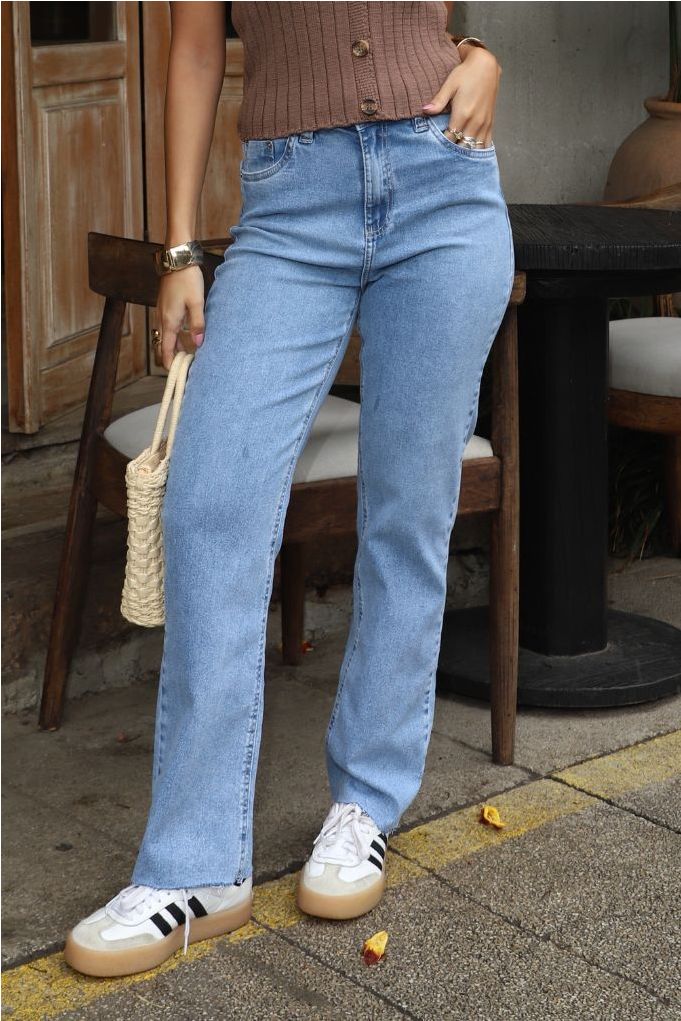 Calça Jeans Reta Cintura Alta Com Barra A Fio Feminina Revanche