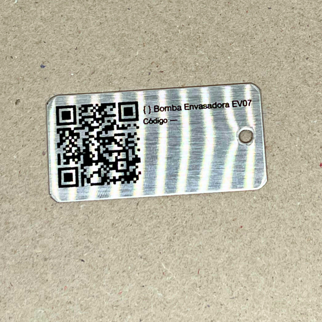 800 plaquinhas em Inox 30 × 13 mm com QR Code Gravado