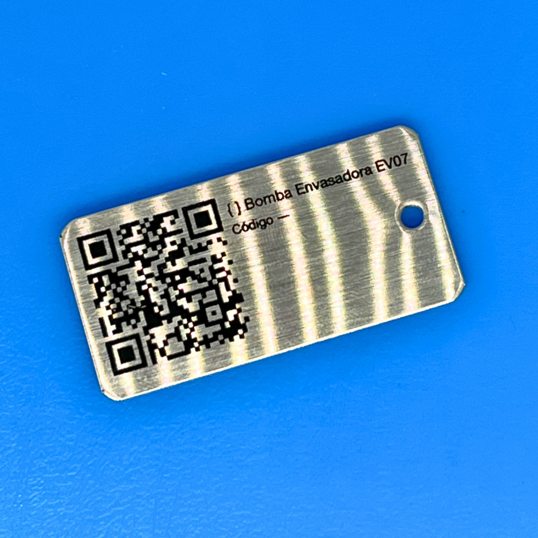 800 plaquinhas em Inox 30 × 13 mm com QR Code Gravado