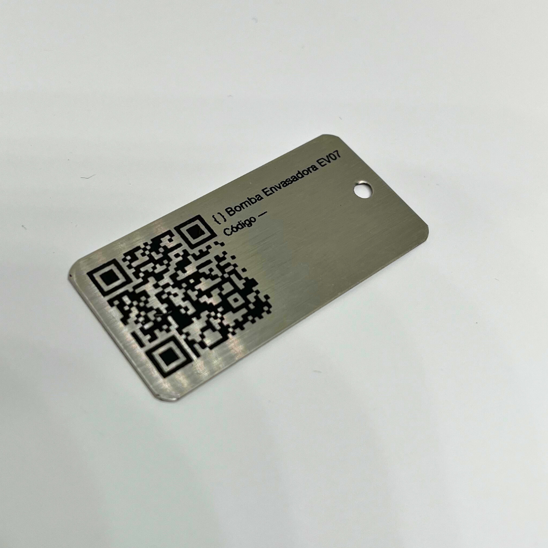 800 plaquinhas em Inox 30 × 13 mm com QR Code Gravado