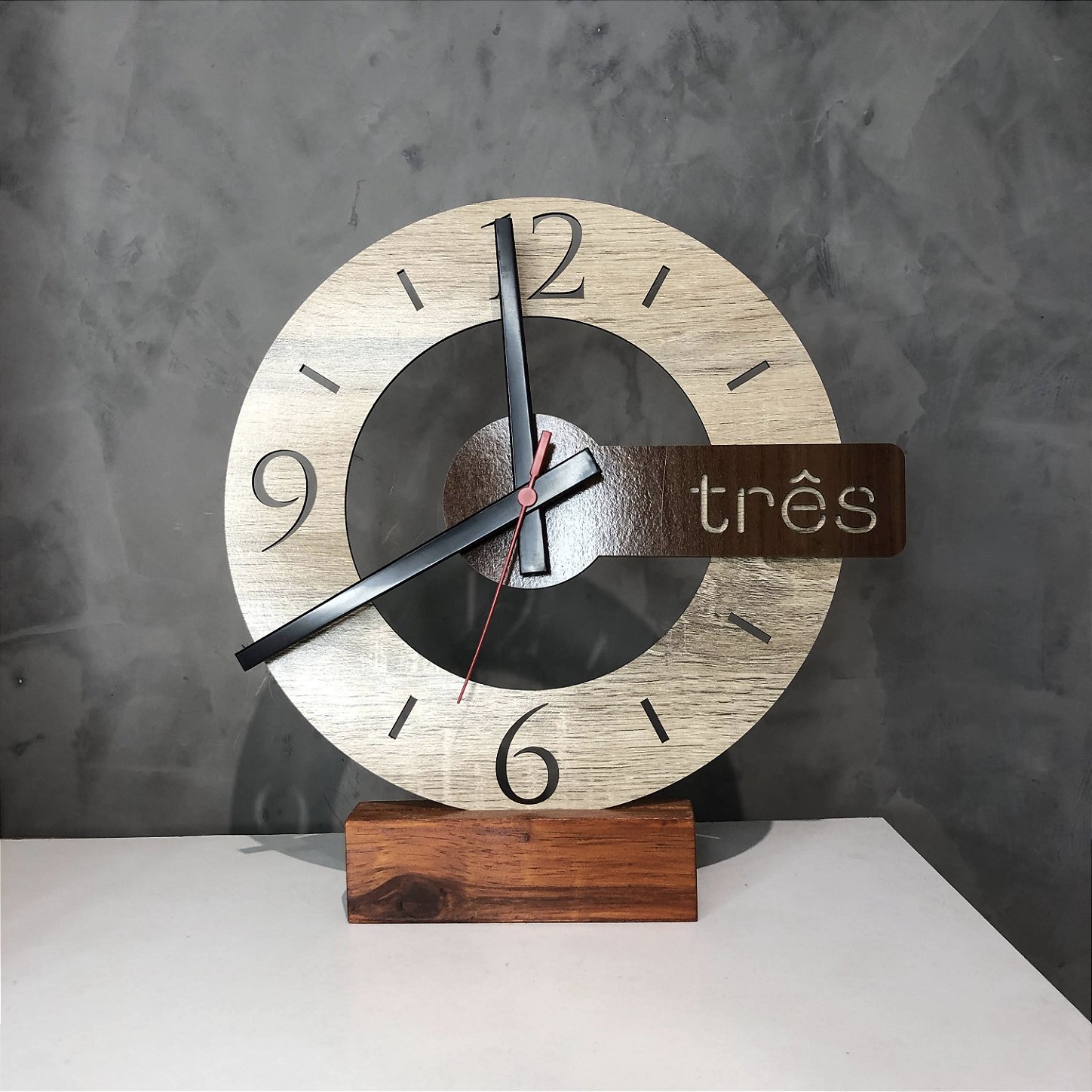 Relógio de Mesa Decorativo em Madeira com Design Vazado (30cm)