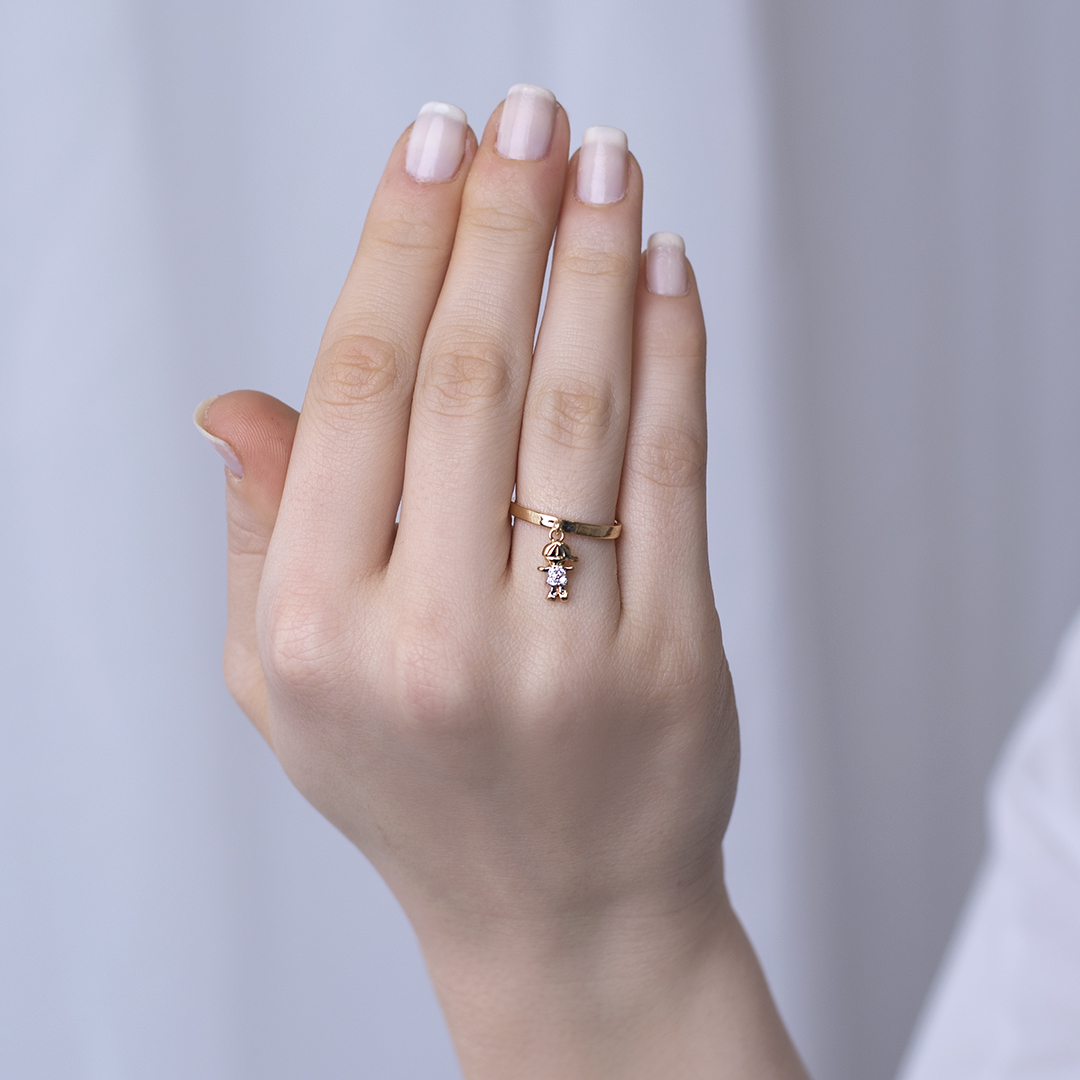 Anel Feminino Dourado com Cristais de Zircônia um Menino Luxuoso - Banhado a ouro 18k