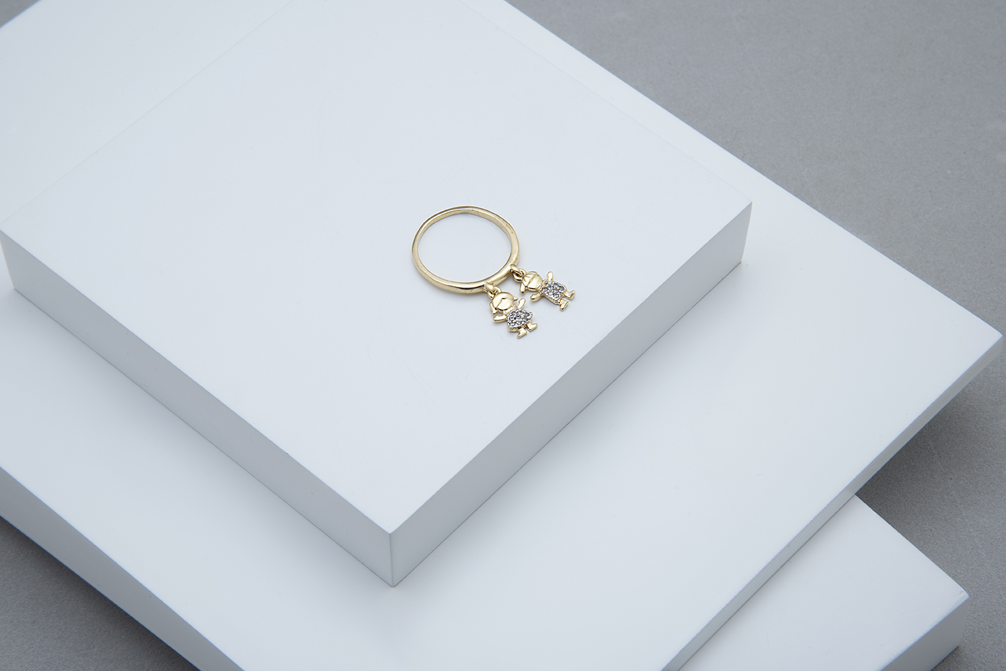Anel Dourado com Pingentes de Menininhos em Zircônia - Banhado a ouro 18k