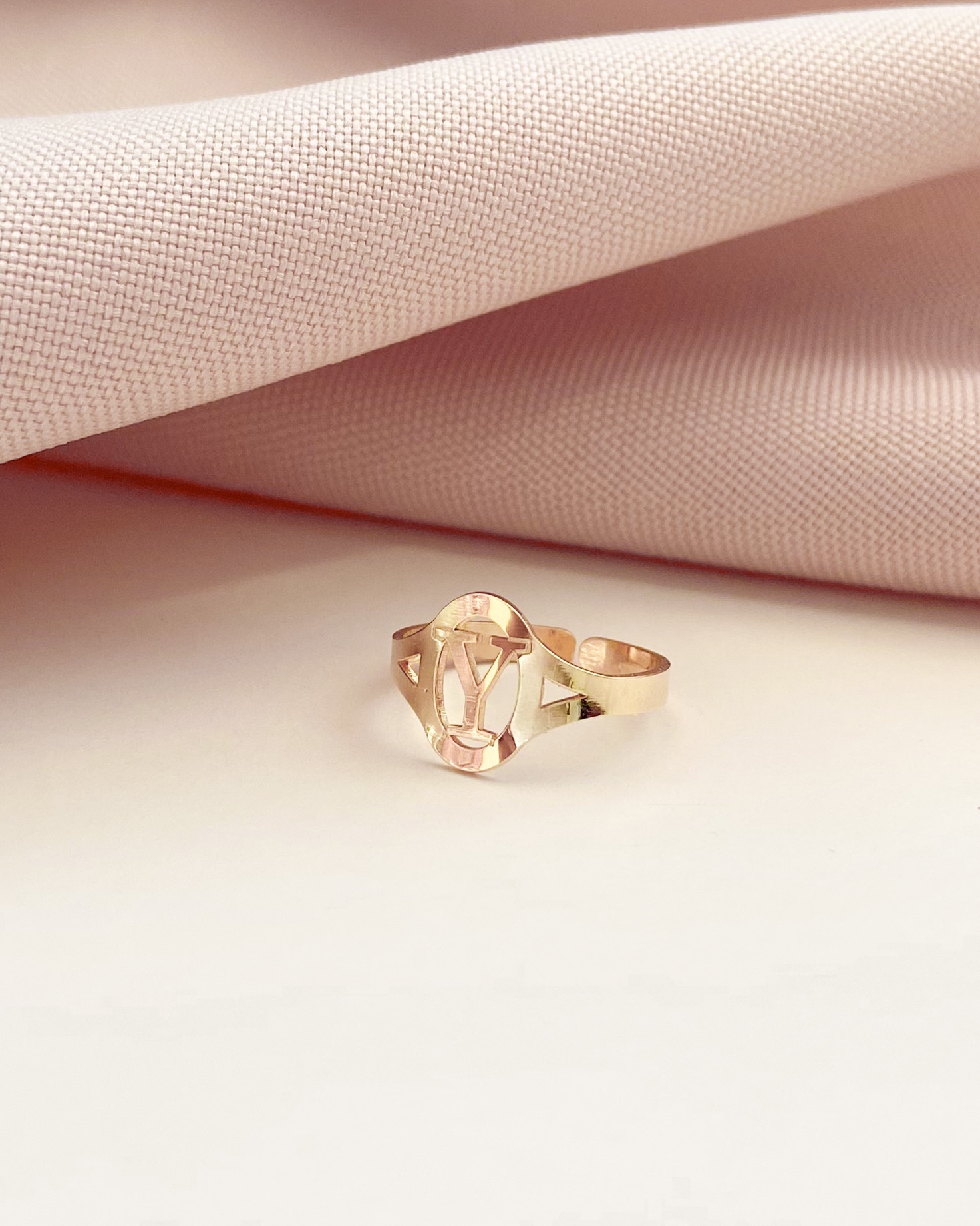 Anel Letra Vazado Banhado a Ouro 18k – Modelo Personalizado
