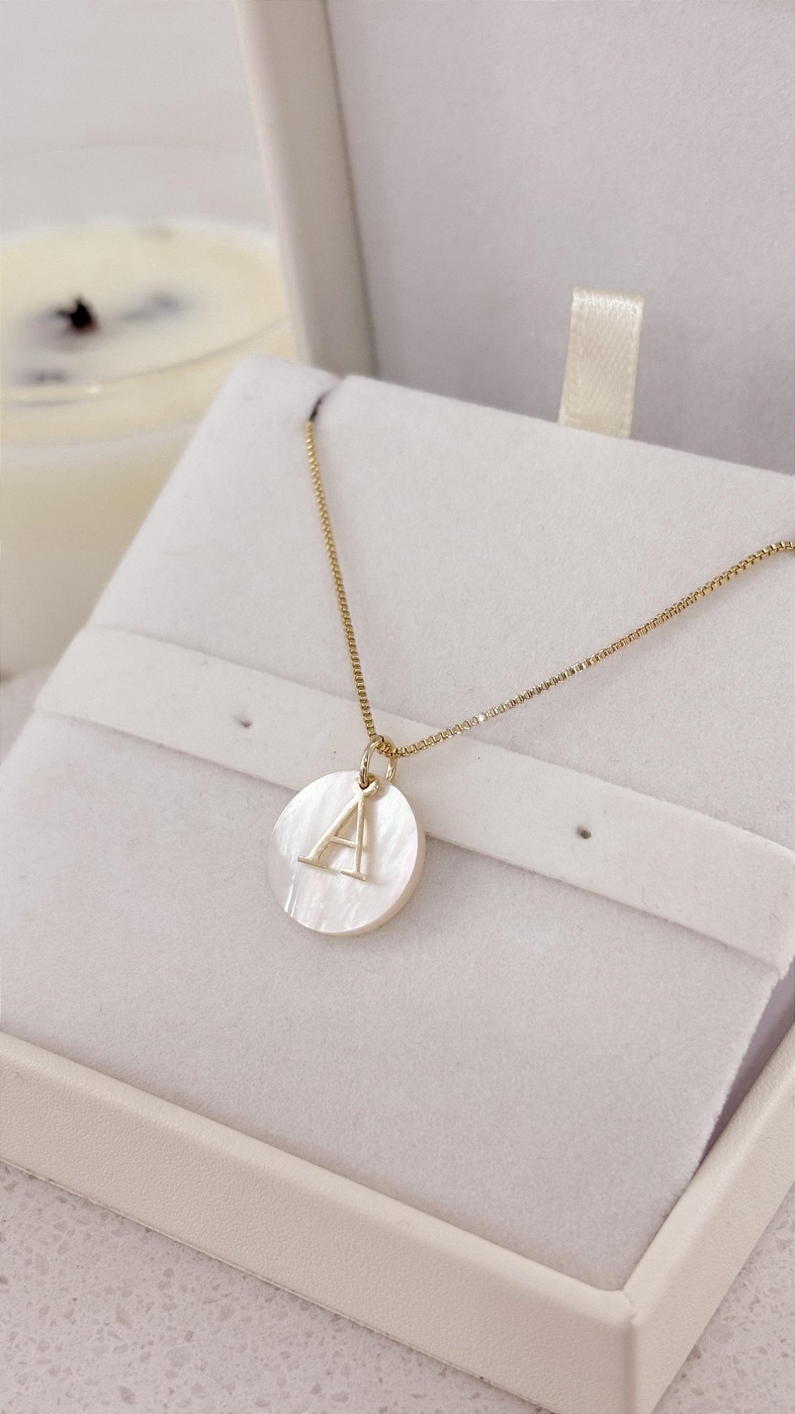 Colar Personalizado com Inicial ( A ) e Madrepérola – Banhado a Ouro 18k