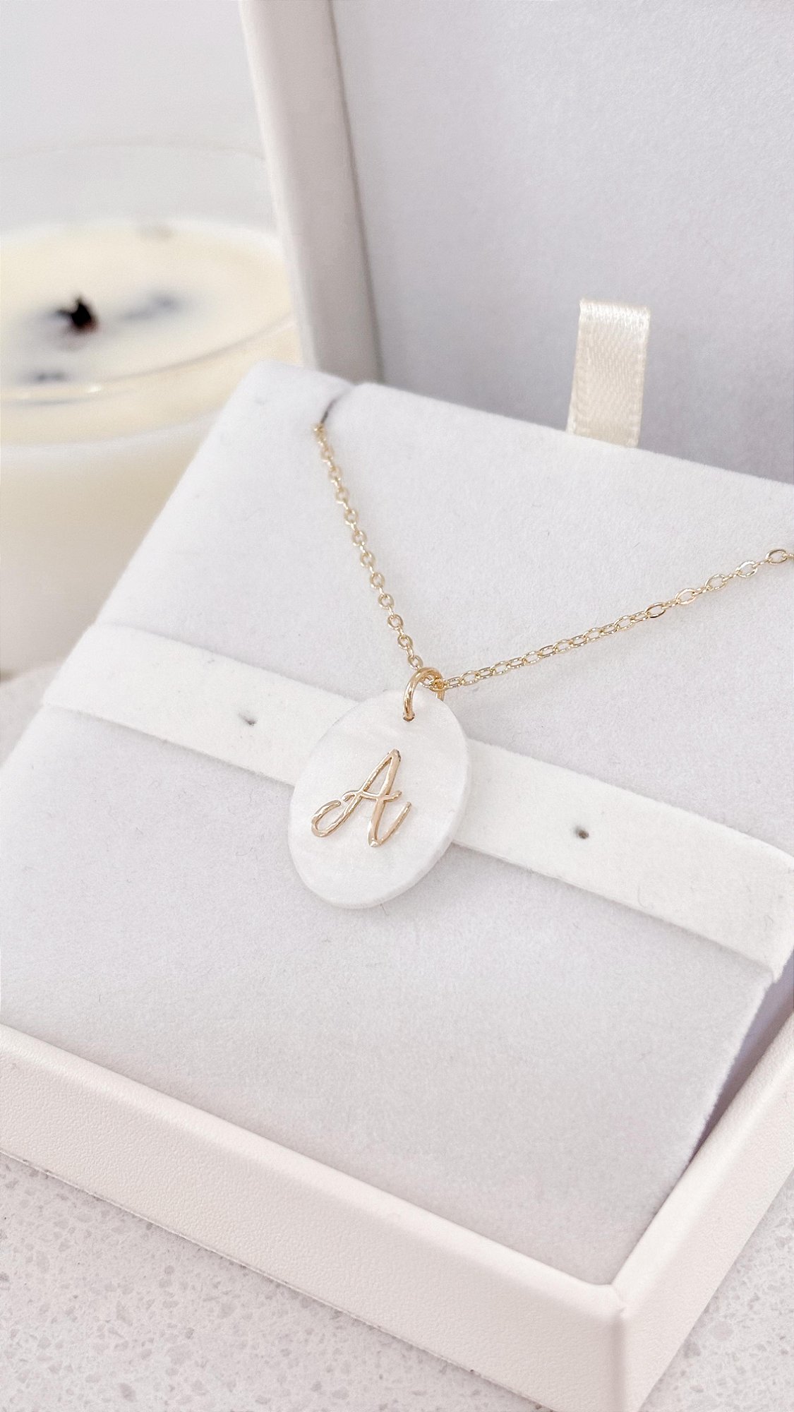 Colar Personalizado com Inicial – Madrepérola e Banho de Ouro 18K