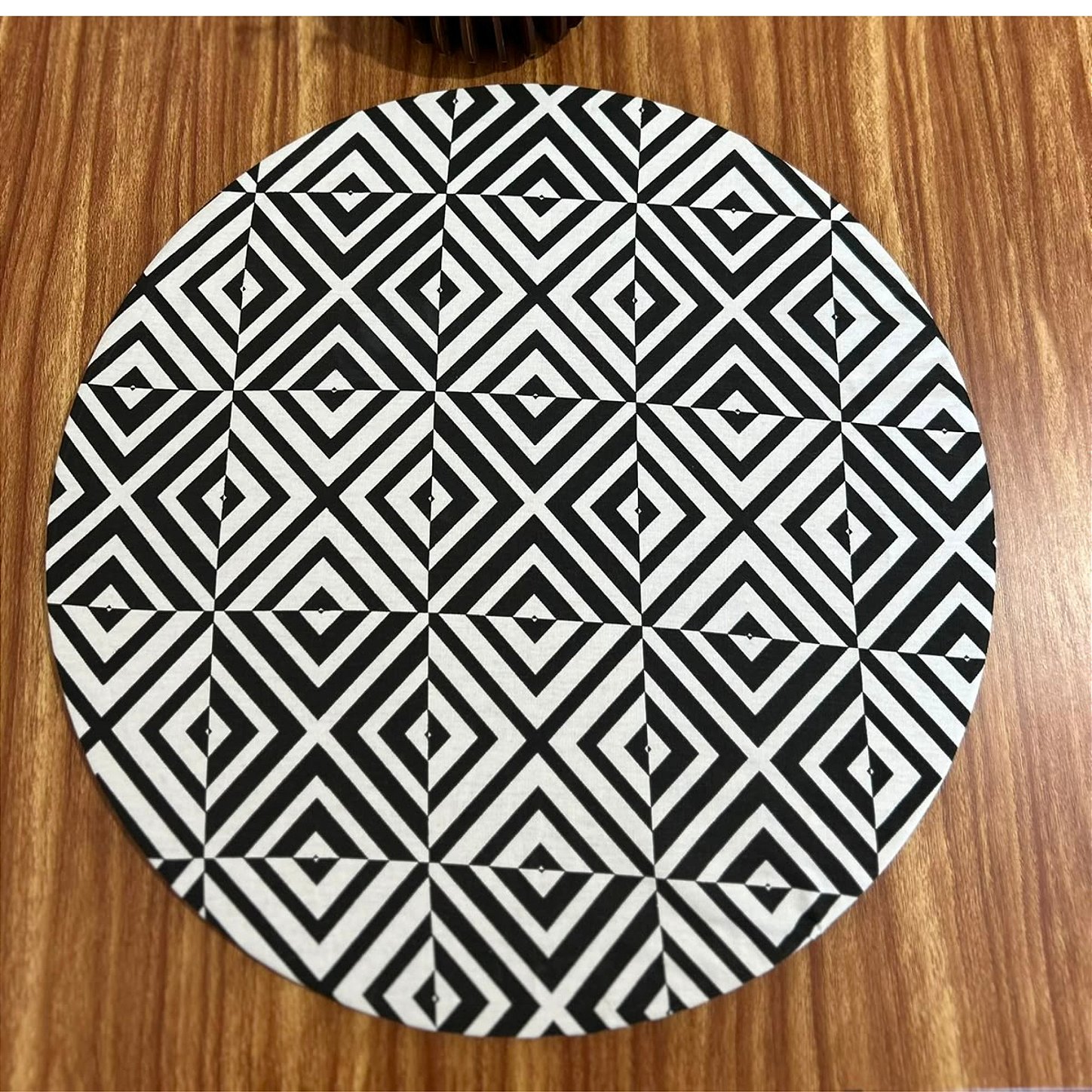 Capa de Sousplat Geométrico Preto e Branco