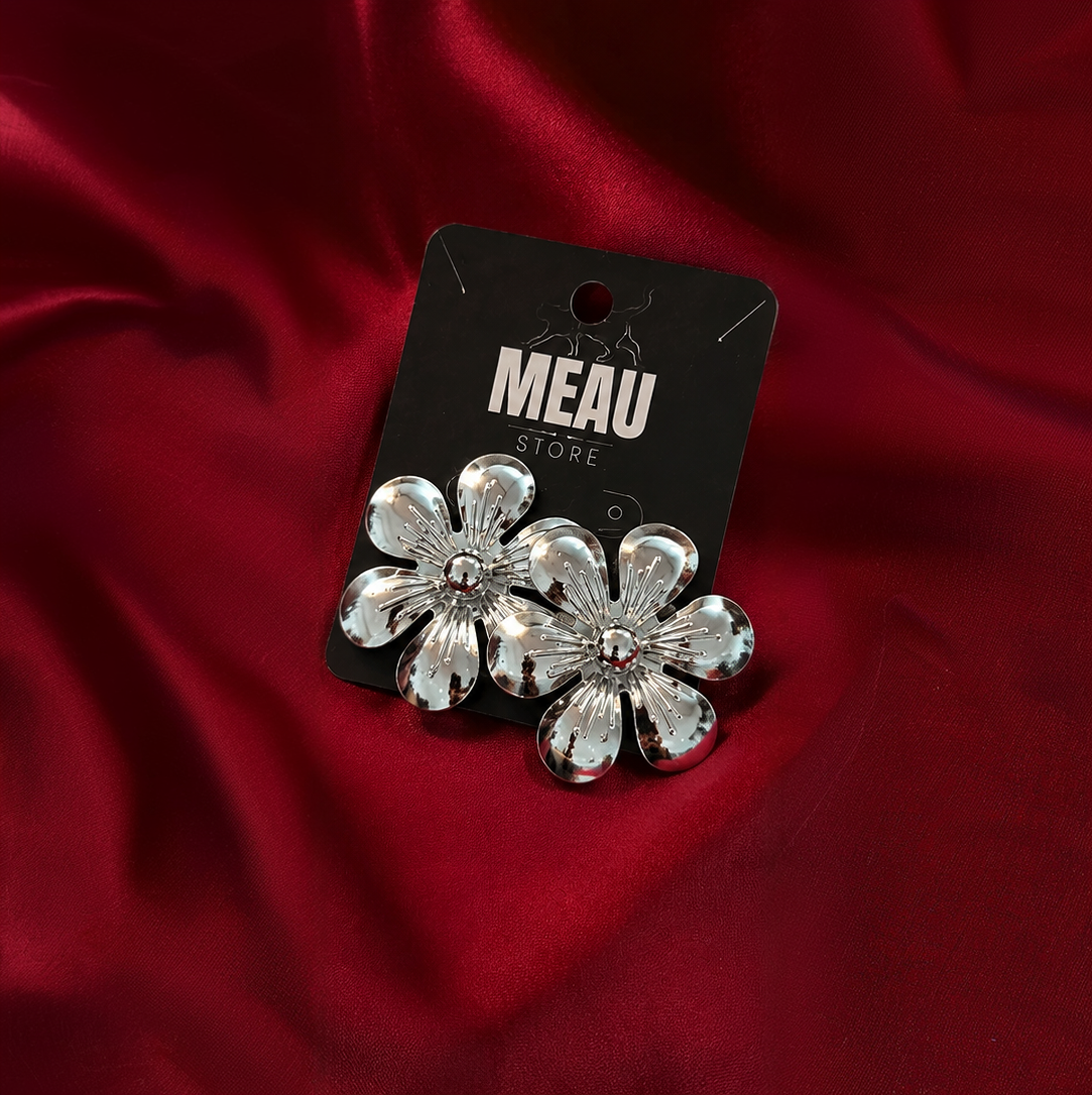 Brinco Flor Metalizado Prata Feminino Elegante | Meau Store