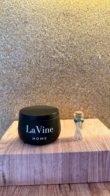 Vela Aromática Signature Black 140ml com Vidrinho de Fósforos — La Vine Home