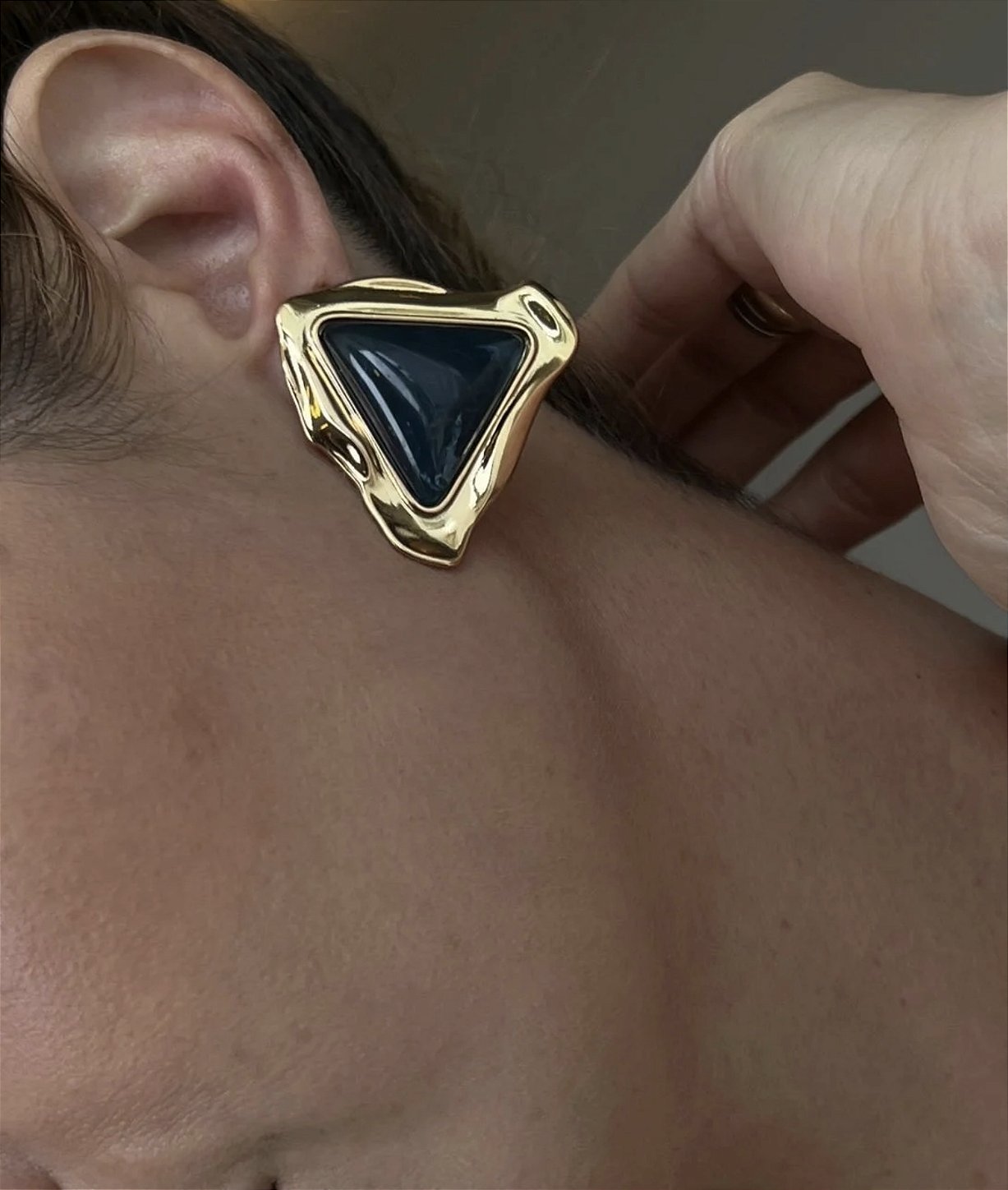 Brinco Botão Triângulo Azul Banho de Ouro