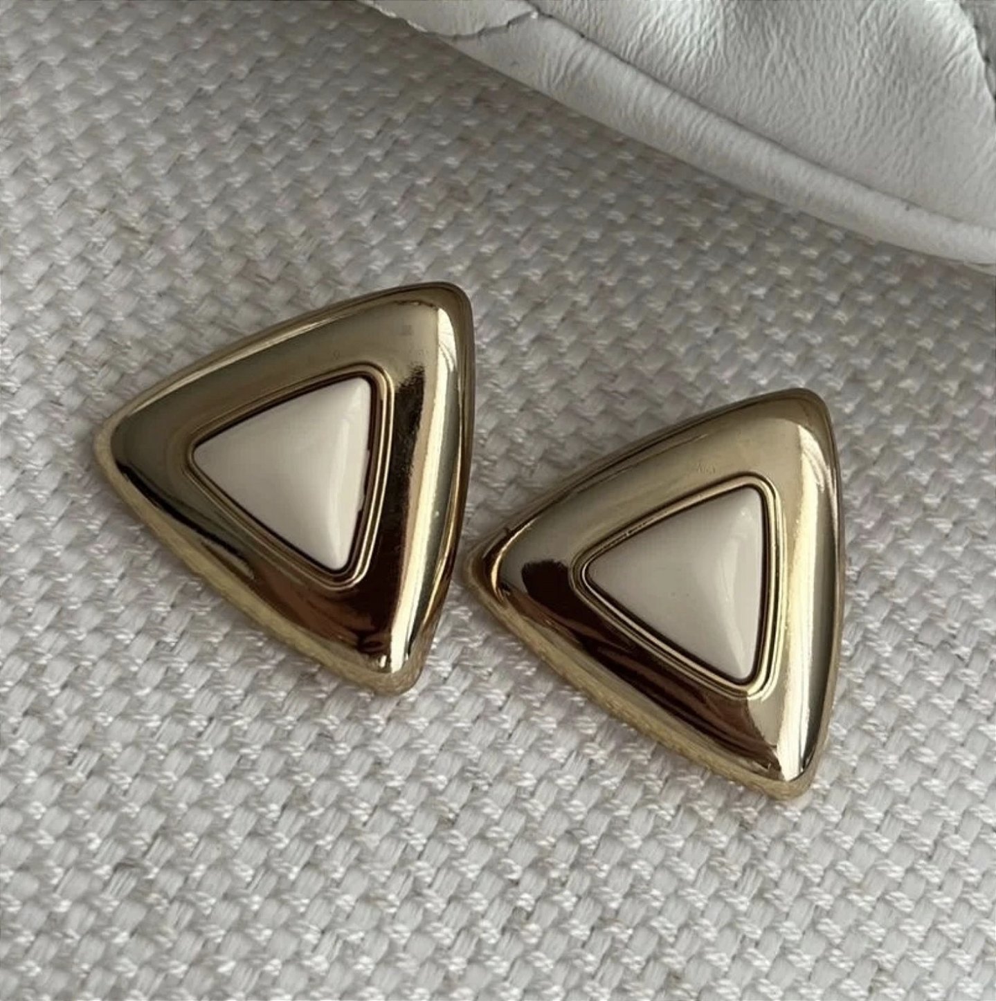 Brinco Botão Triângulo Off-White Banho de Ouro