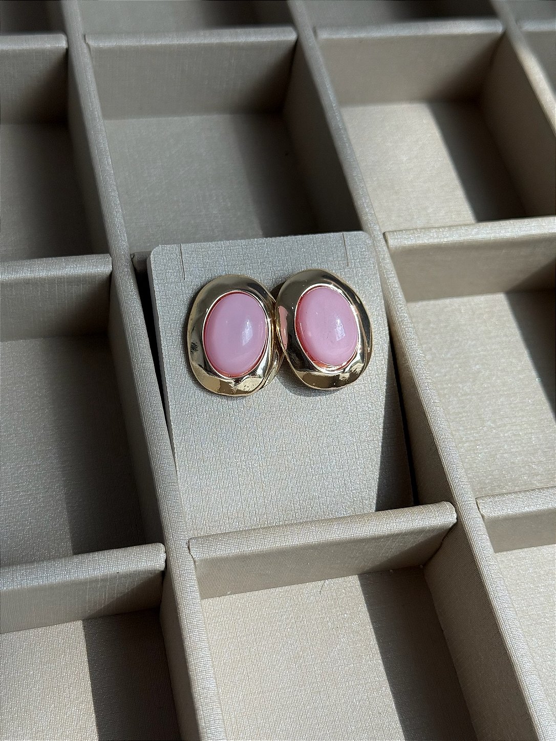 Brinco Botão Oval Banho de Ouro - Rosa
