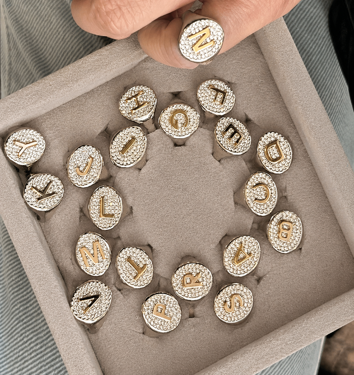Anel Dedinho Regulável (Letra) em Zircônia Cristal
