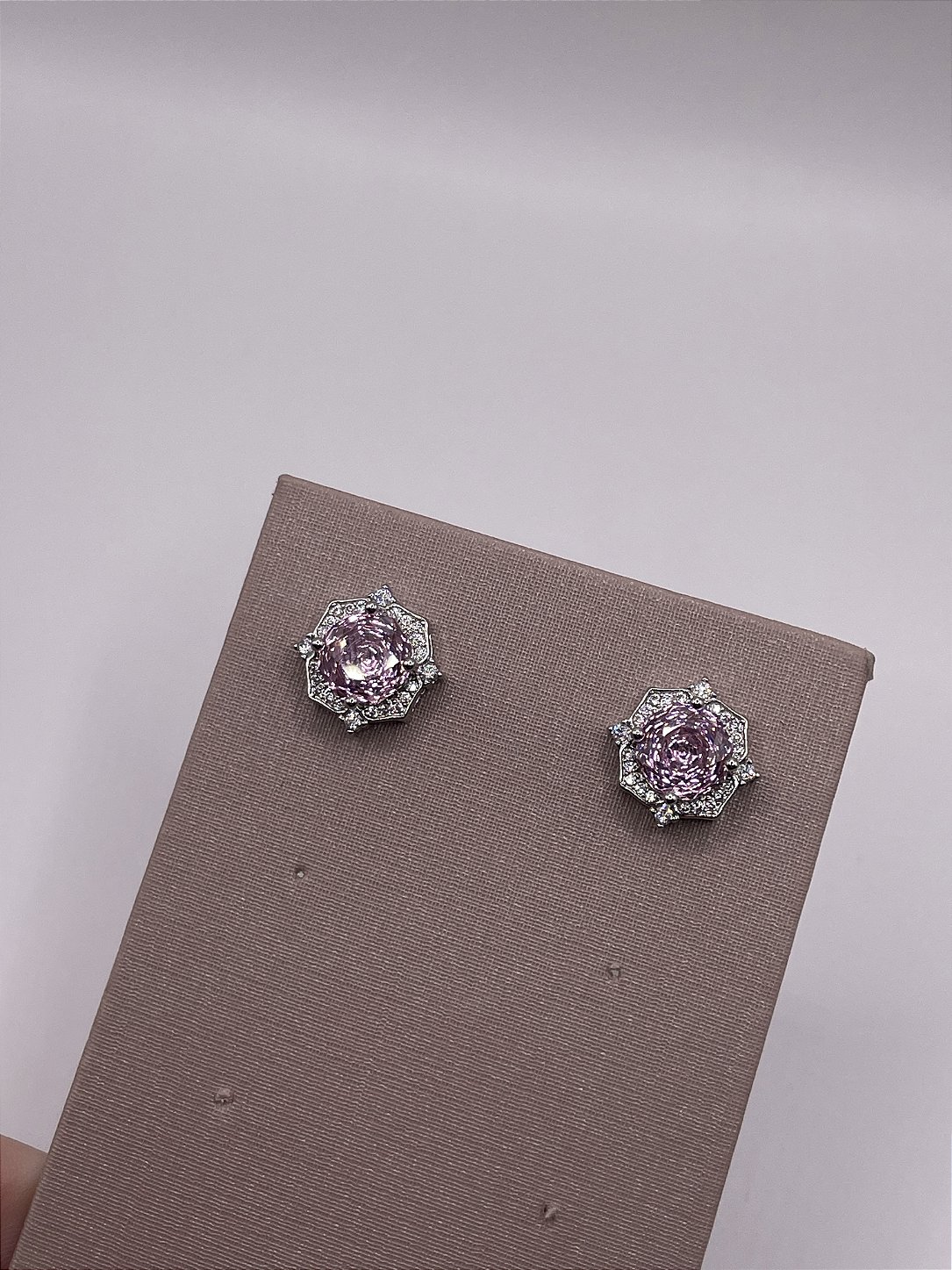 Brinco “Rose Cut” Zircônia Banho de Ródio Branco - Rosa Claro