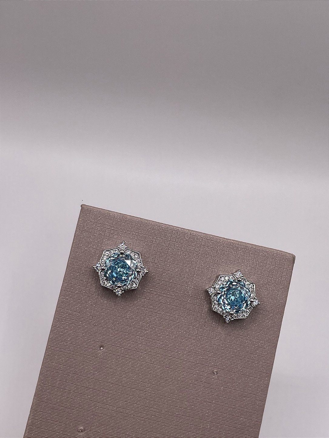 Brinco “Rose Cut” Zircônia Banho de Ródio Branco - Aqua