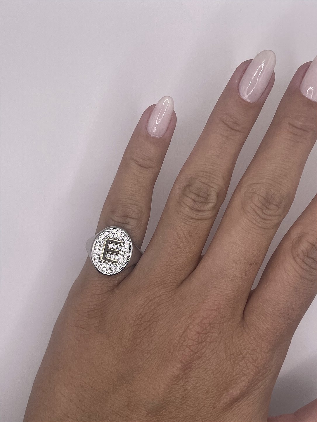 Anel Dedinho Regulável Letra E Zircônia Cristal e Banho Duo Ródio Branco + Ouro